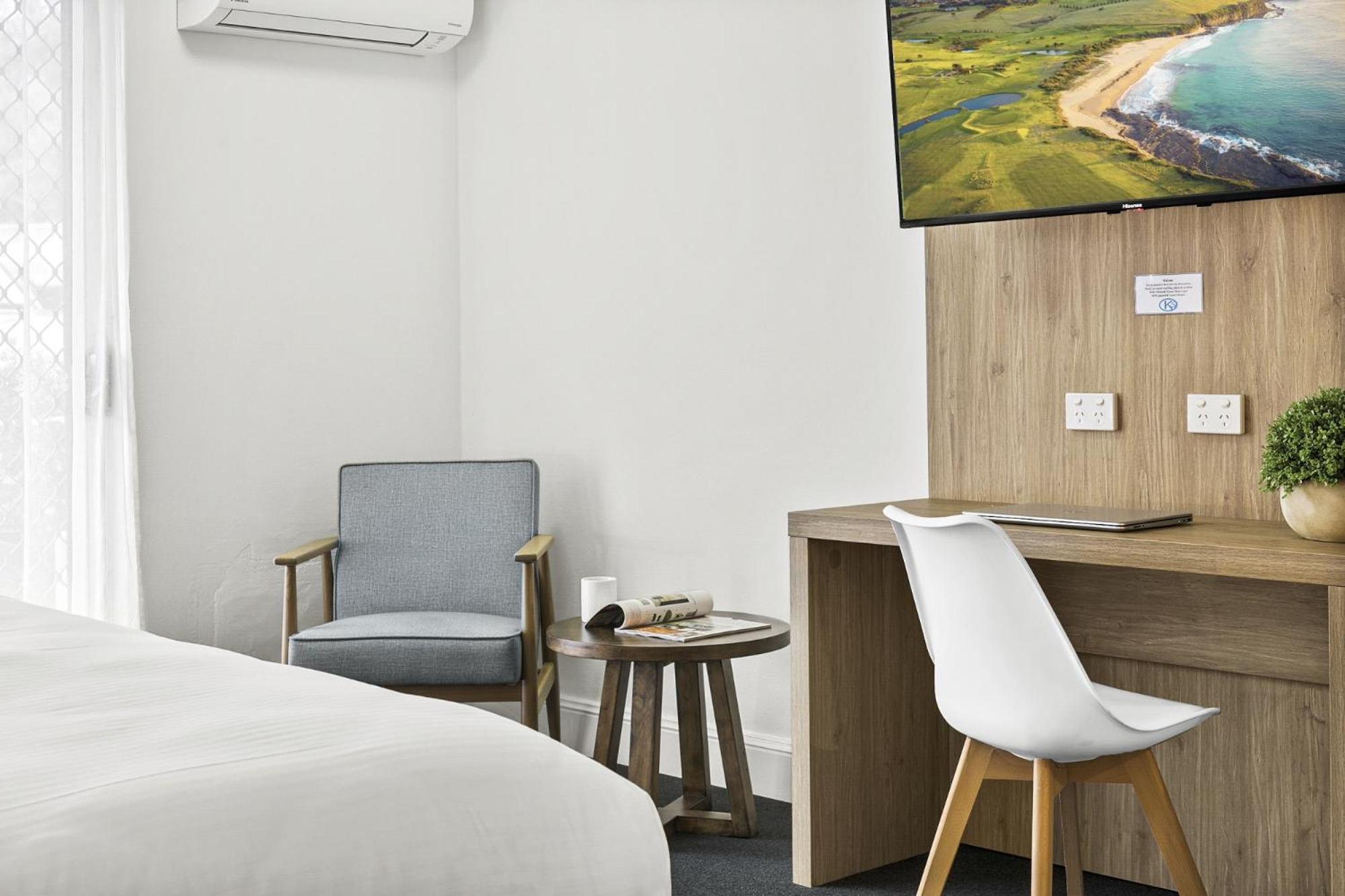 King Room with Balcony - Photo 4
