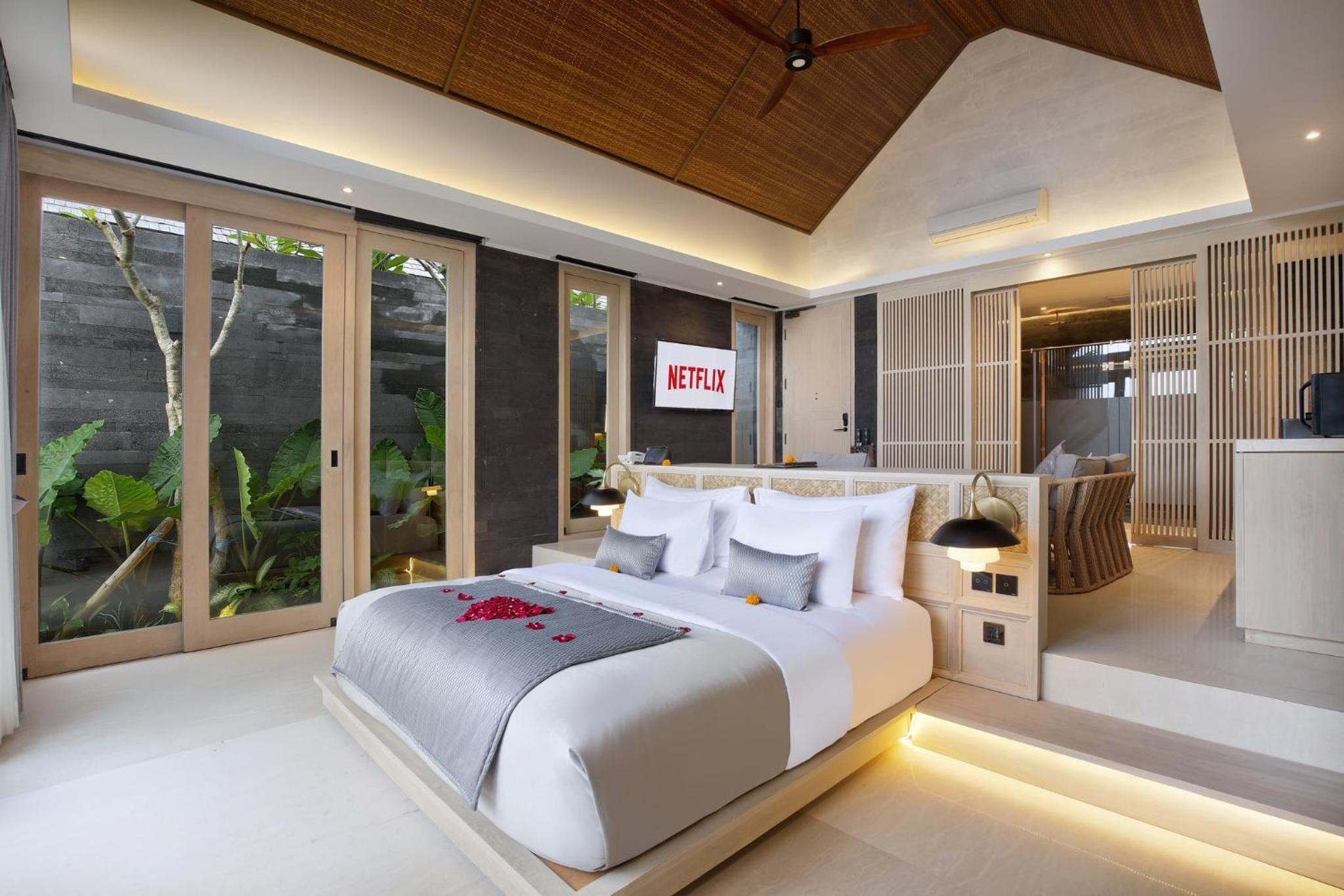 Royal Smart One-Bedroom with Private Pool and Jacuzzi - Photo 7