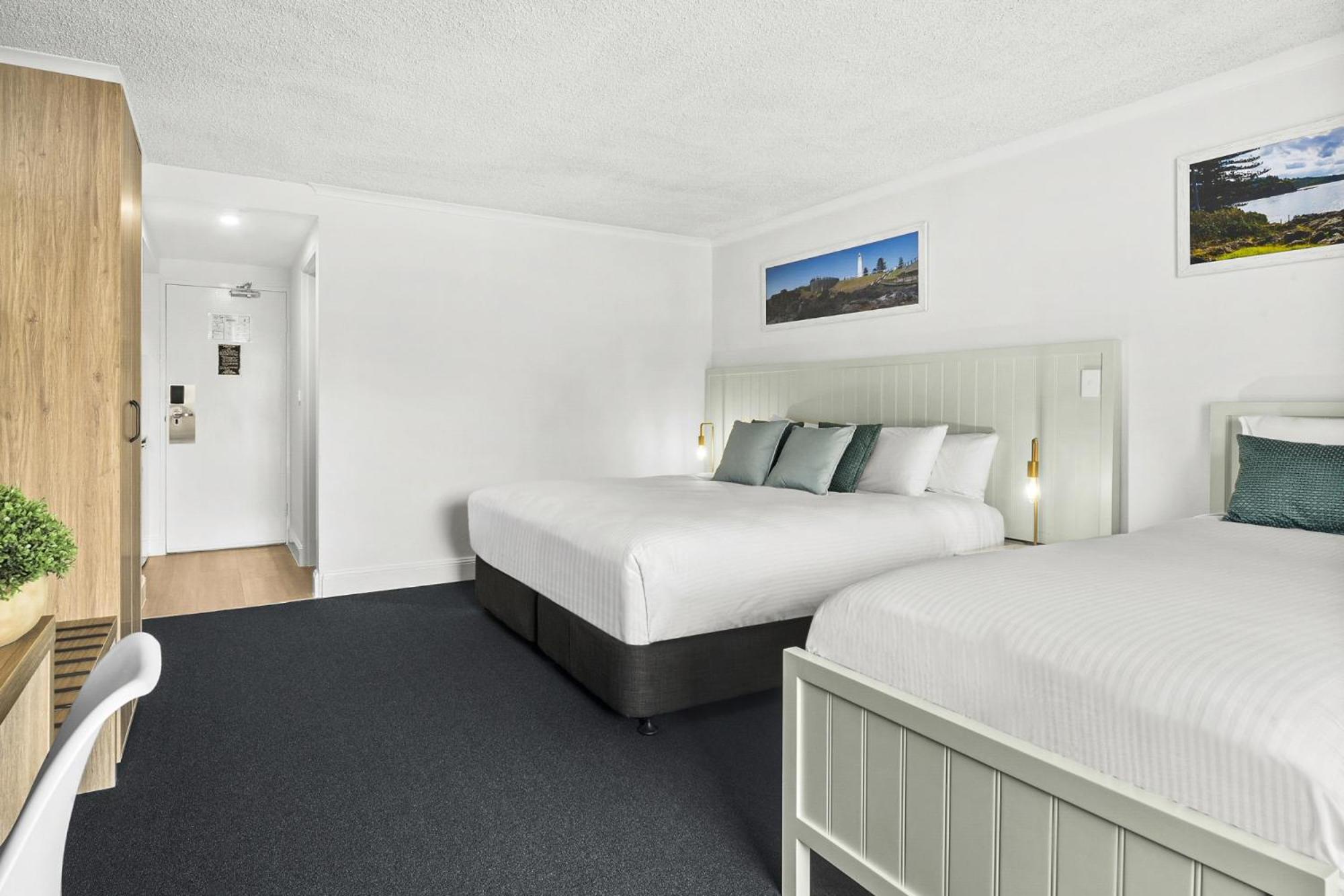 Triple Room with Balcony – 1 Queen Bed & 1 Single Bed - Photo 6