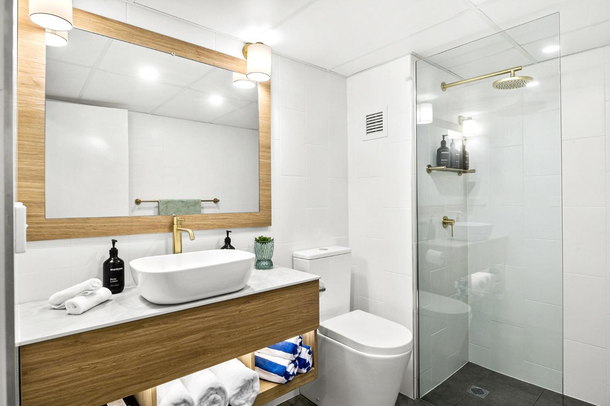 King Room with Balcony - Photo 3