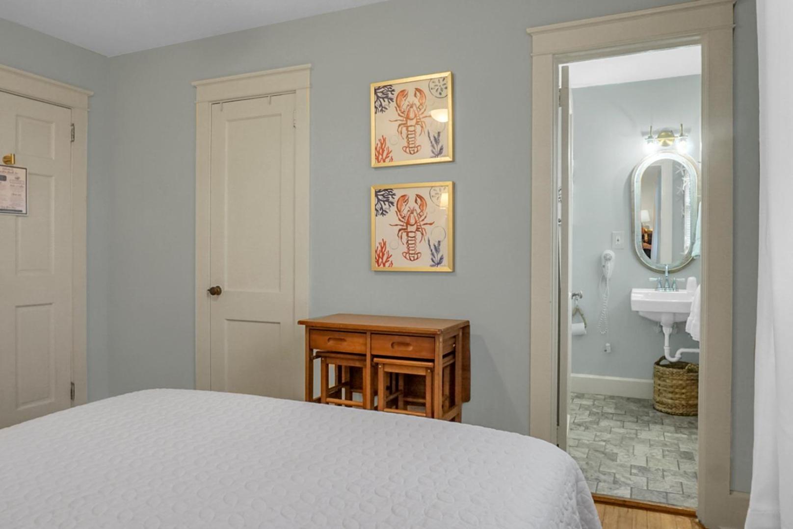 Queen Room photo 1