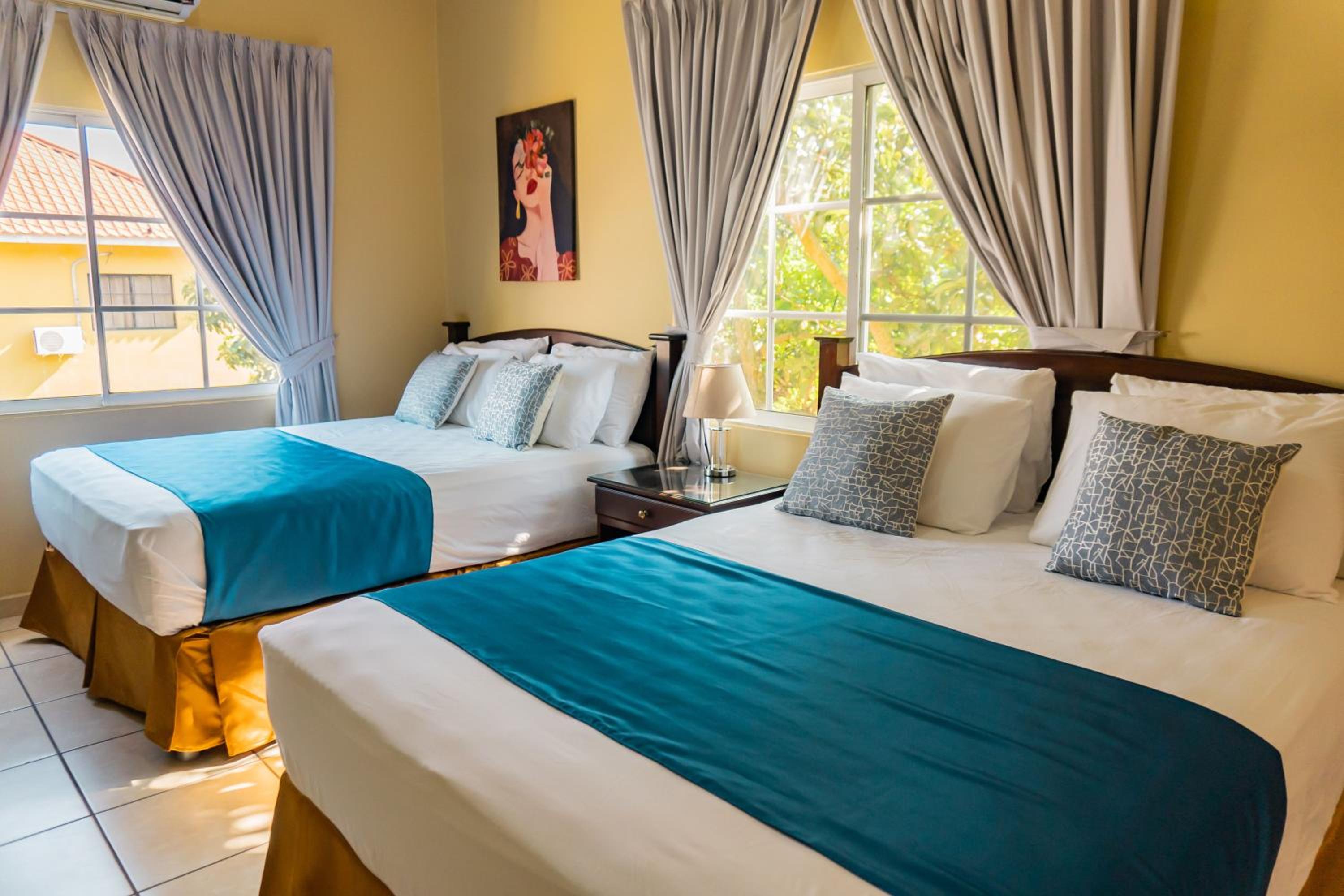 Deluxe Double Room (2 Adults + 1 Child) photo 1