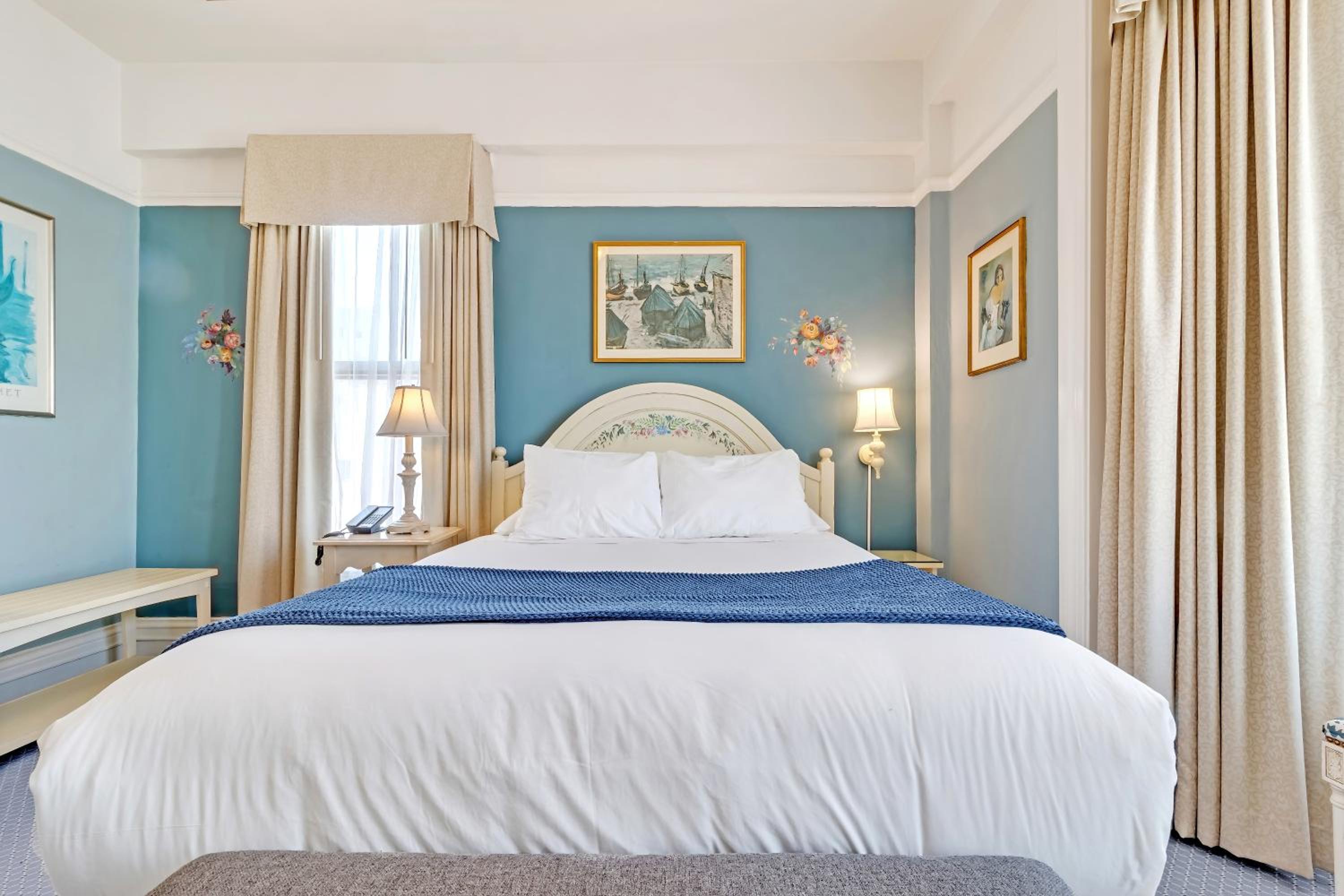 Deluxe King Room - Photo 5