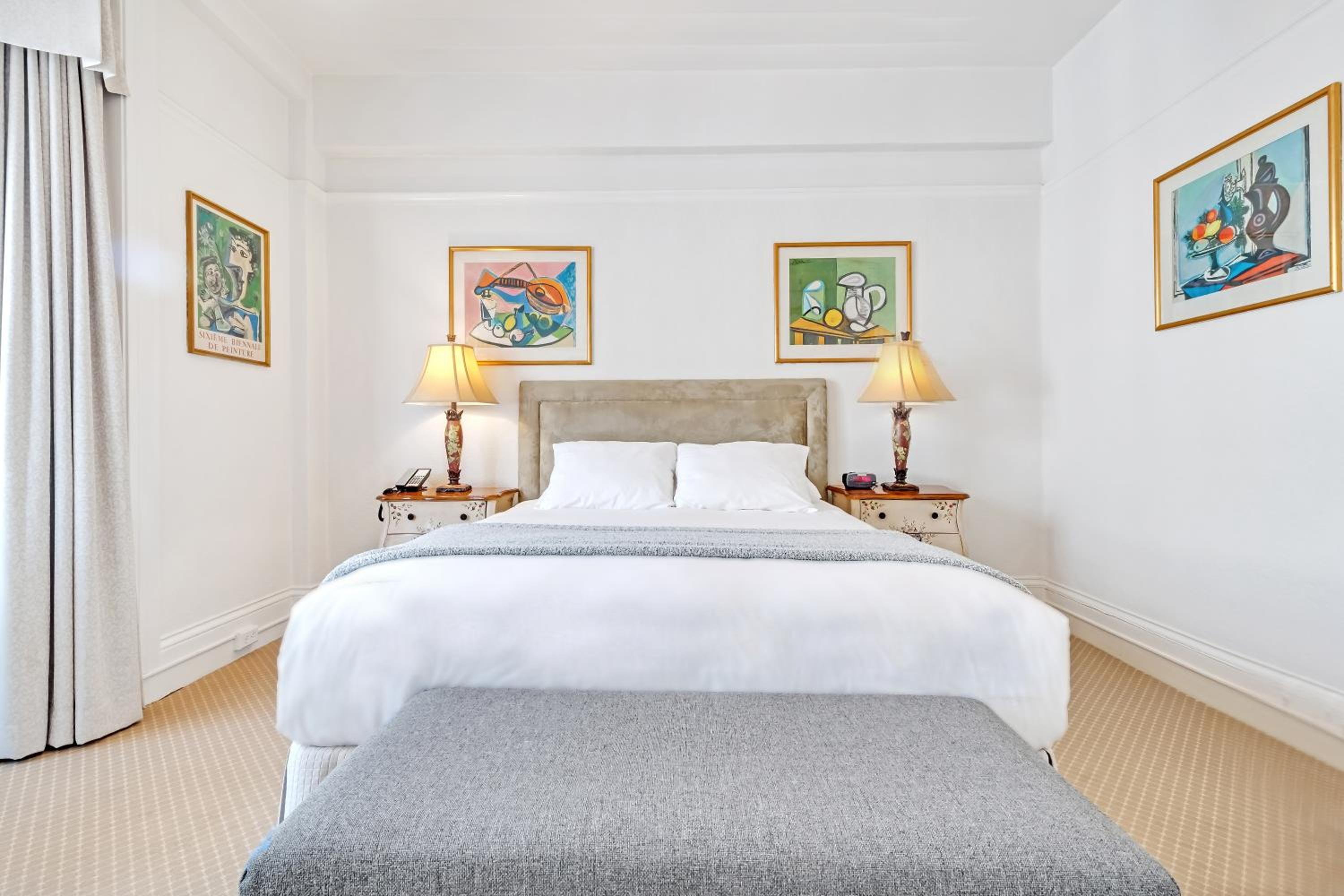 Deluxe King Room - Photo 9