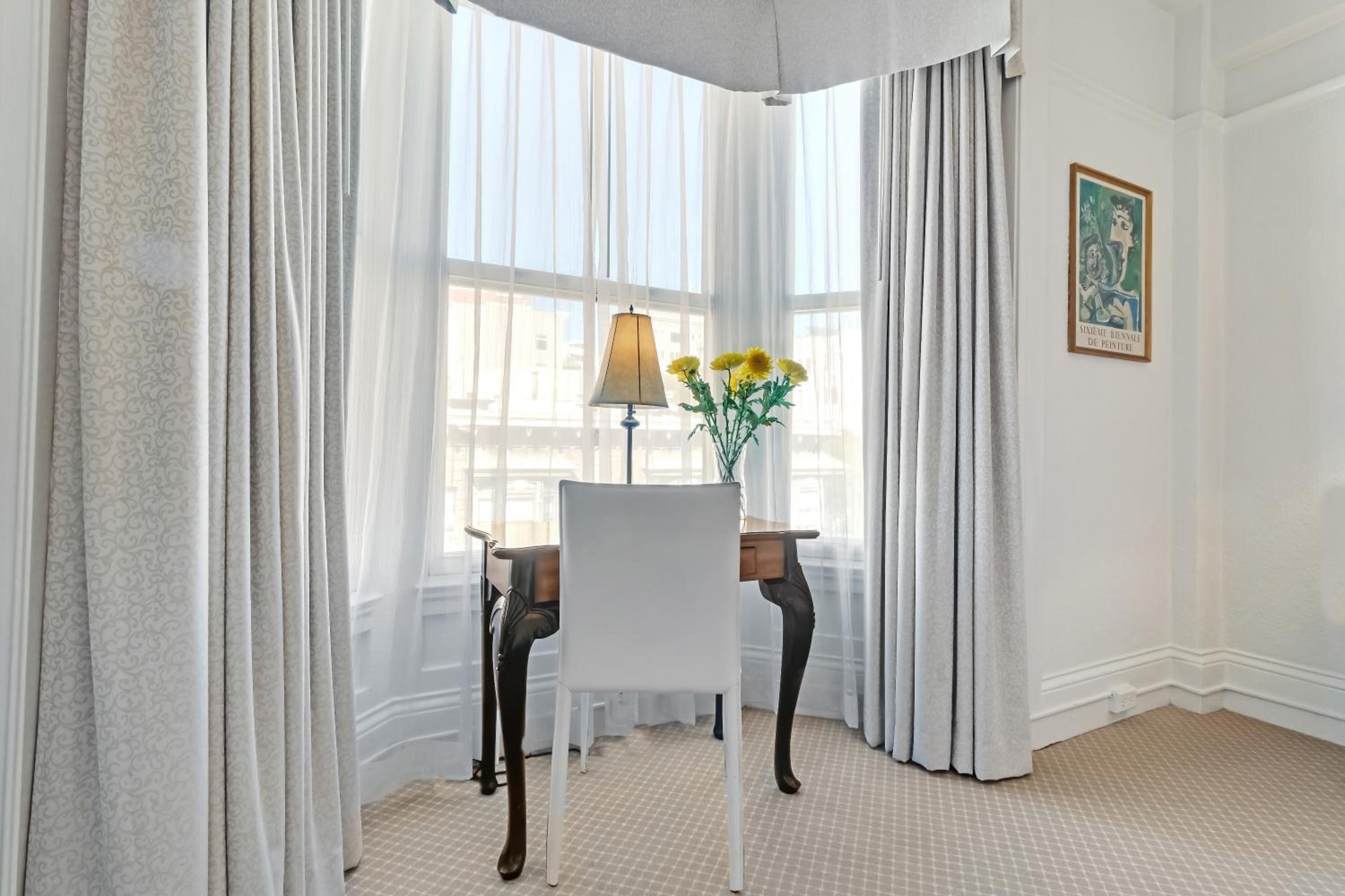 Deluxe King Room - Photo 8