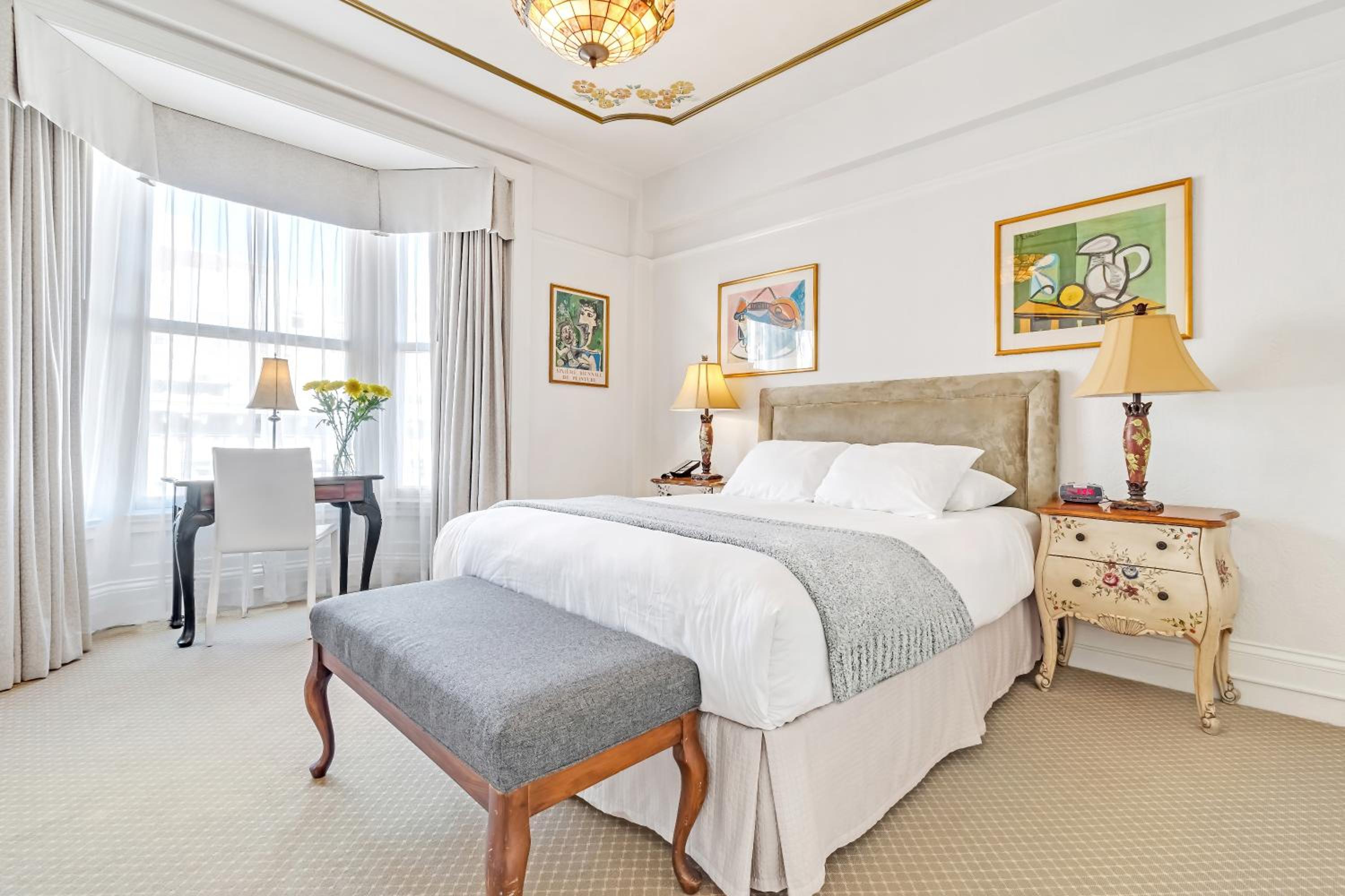 Deluxe King Room - Photo 2
