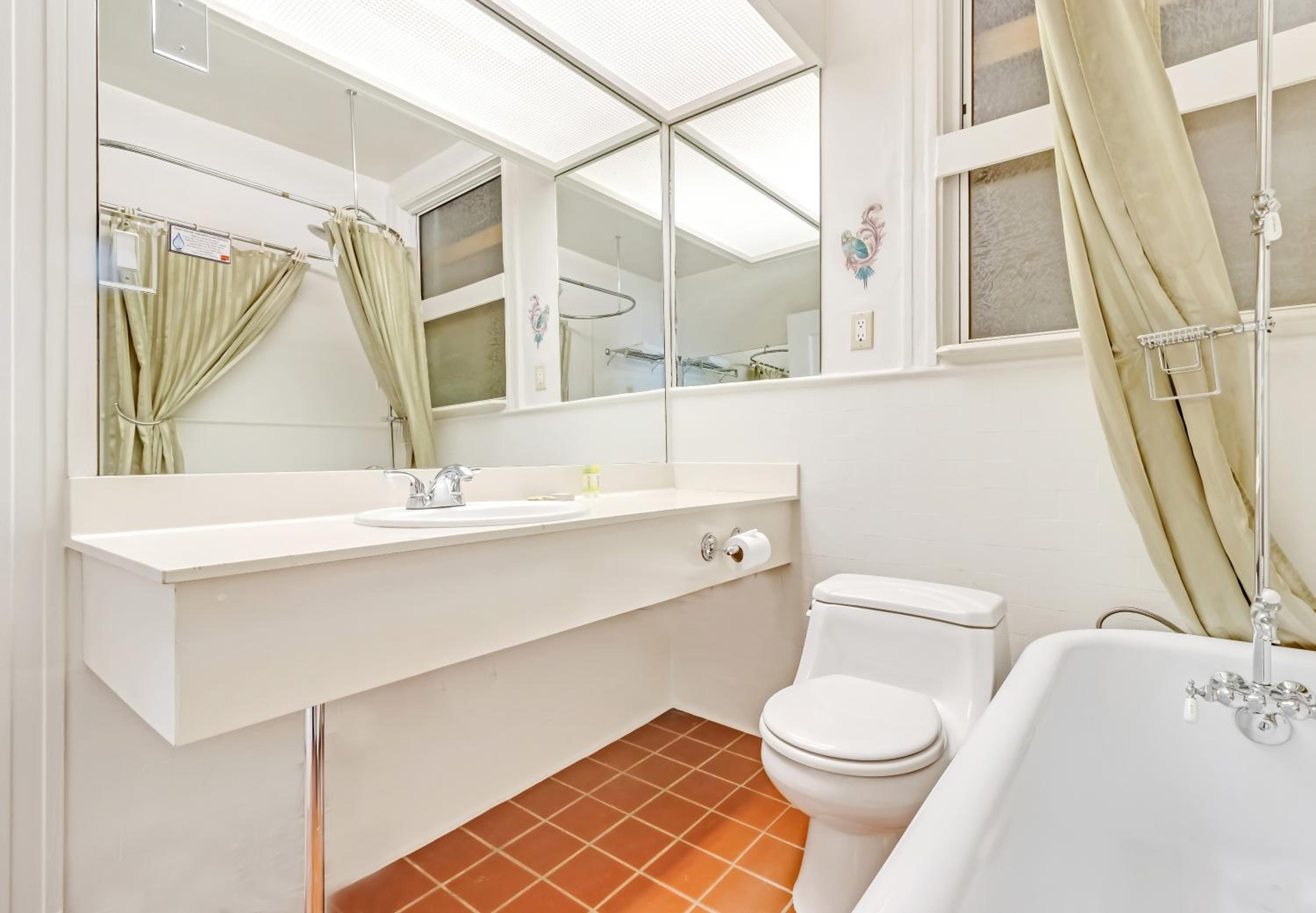 Deluxe King Room - Photo 11