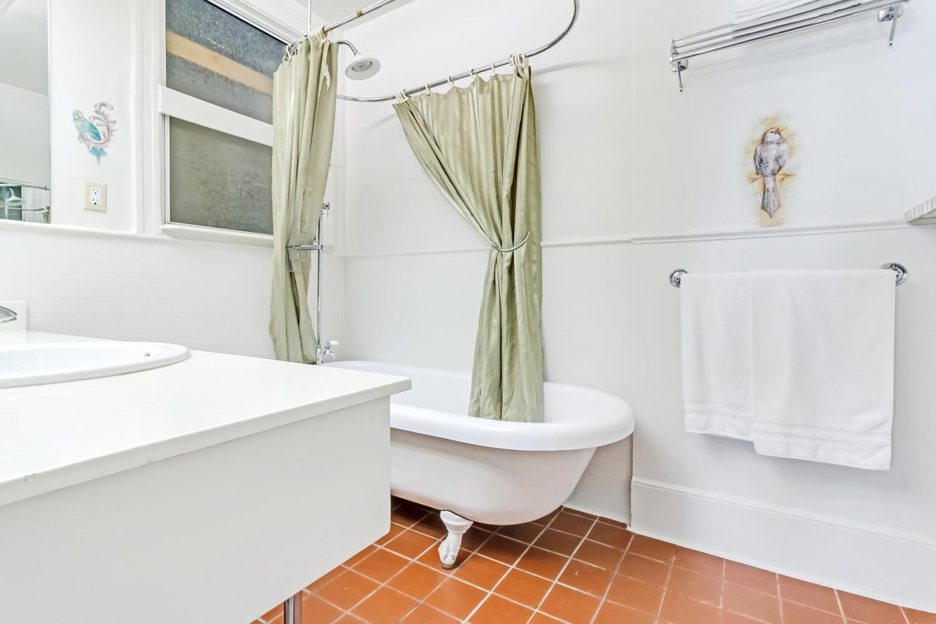 Deluxe King Room - Photo 12