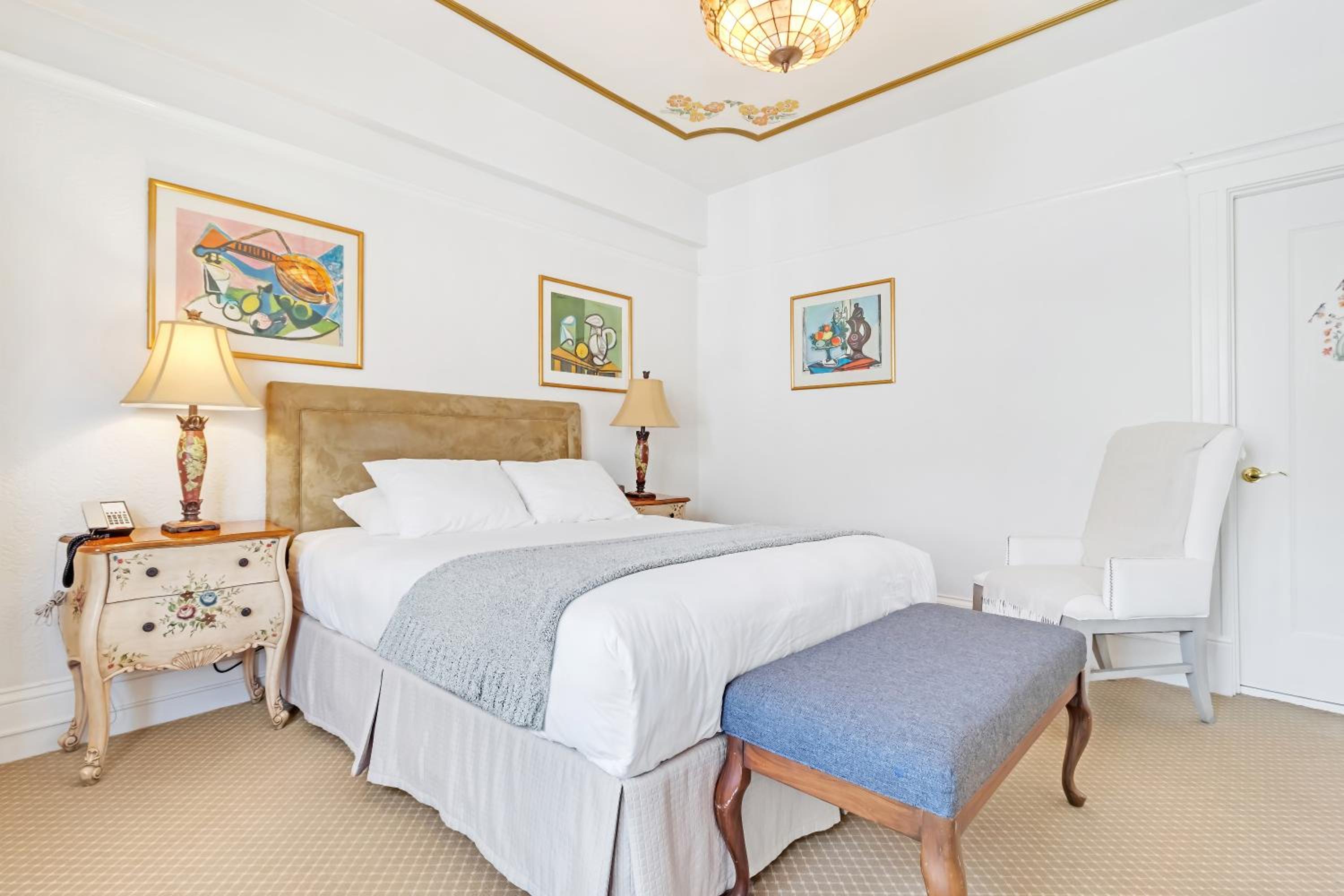 Deluxe King Room - Photo 13
