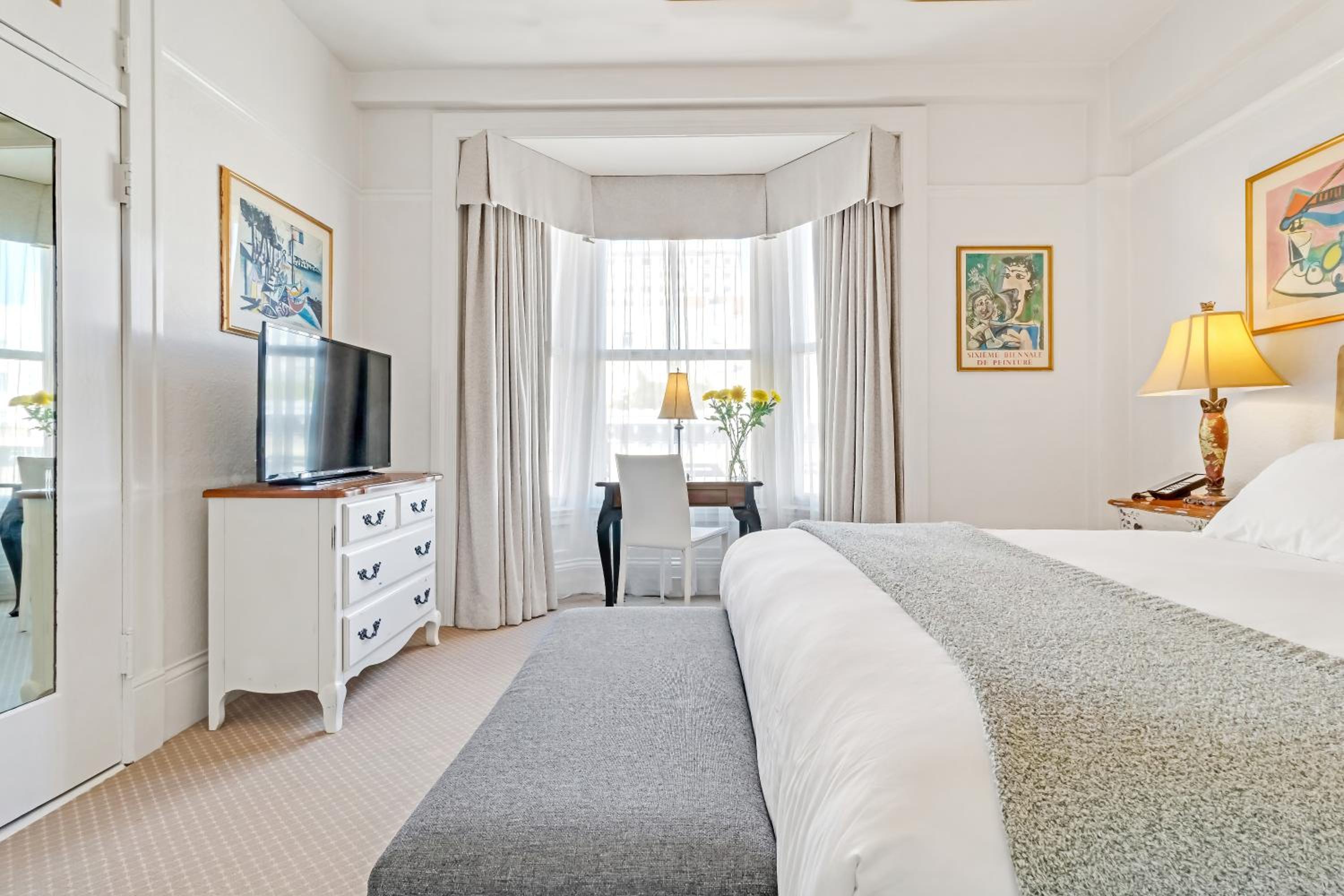 Deluxe King Room - Photo 3