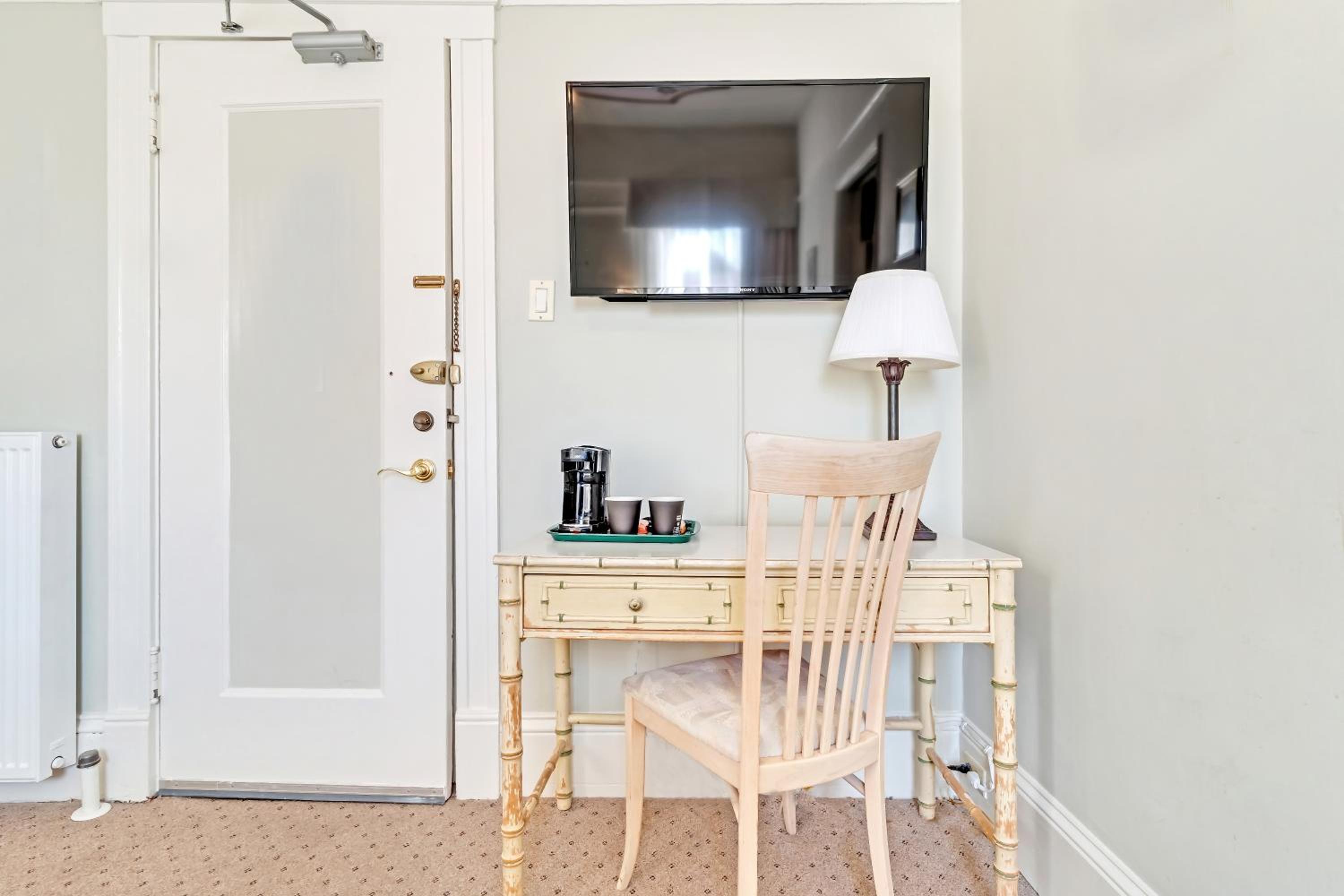Standard Queen Room - Photo 2