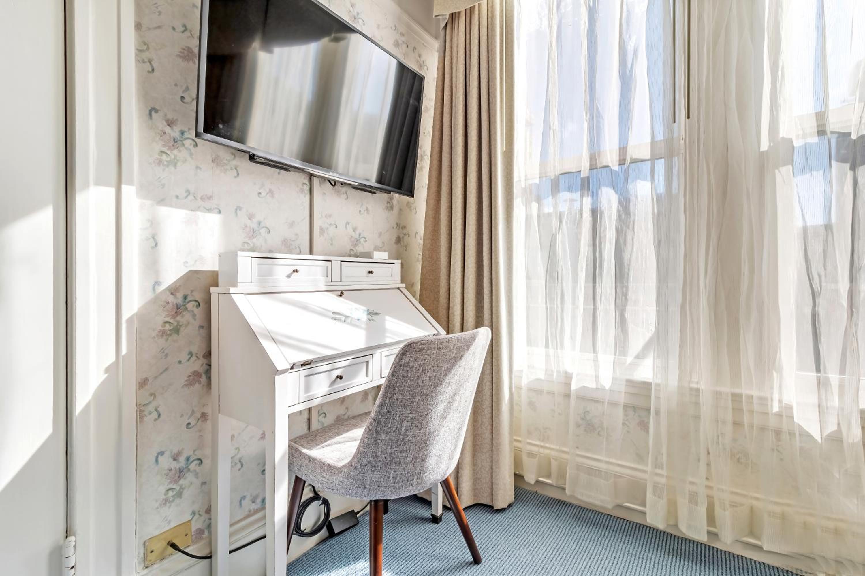 Deluxe Queen Room with Two Queen Beds - Photo 4