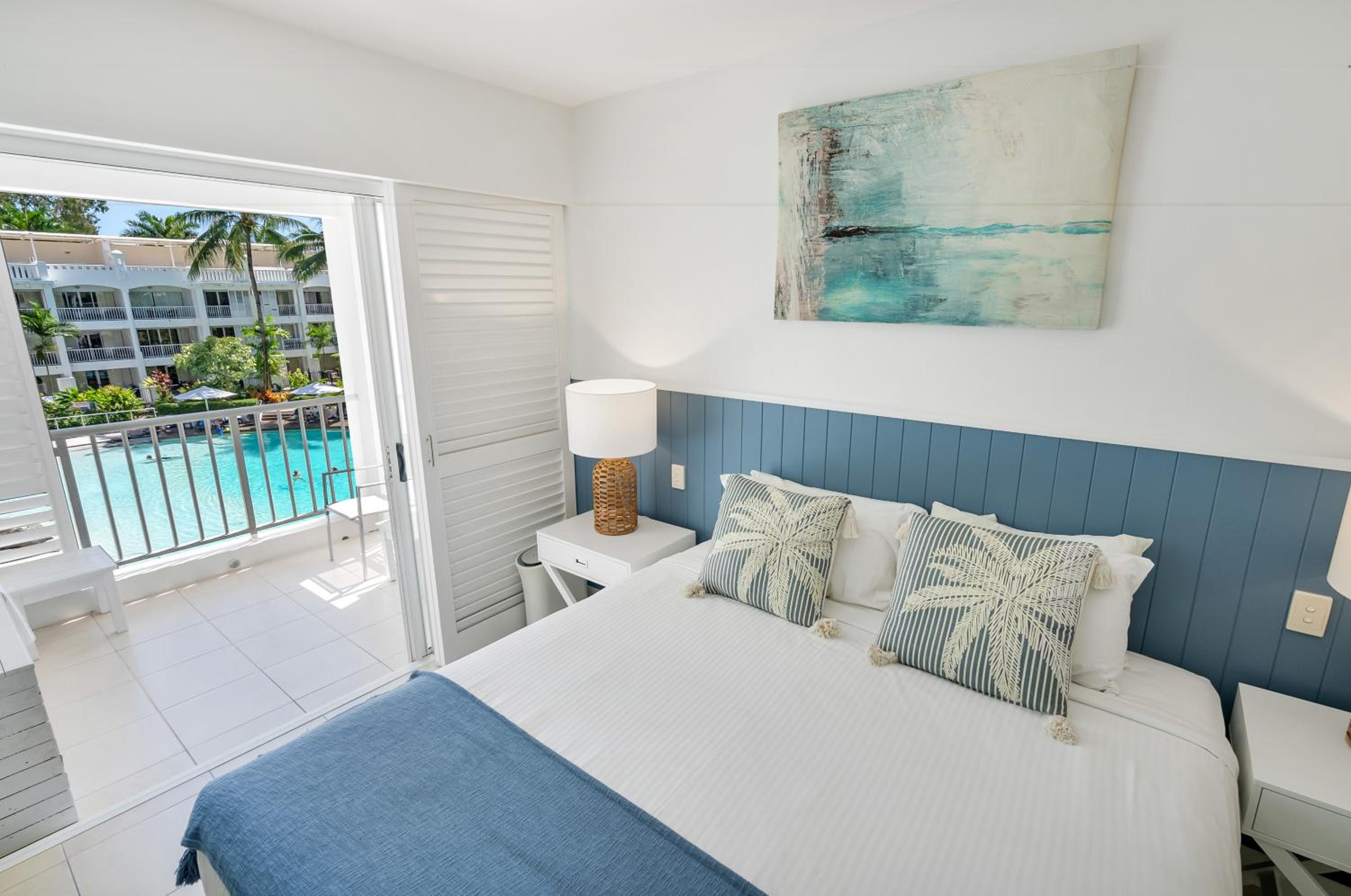 Poolview Studio Room with balcony spa