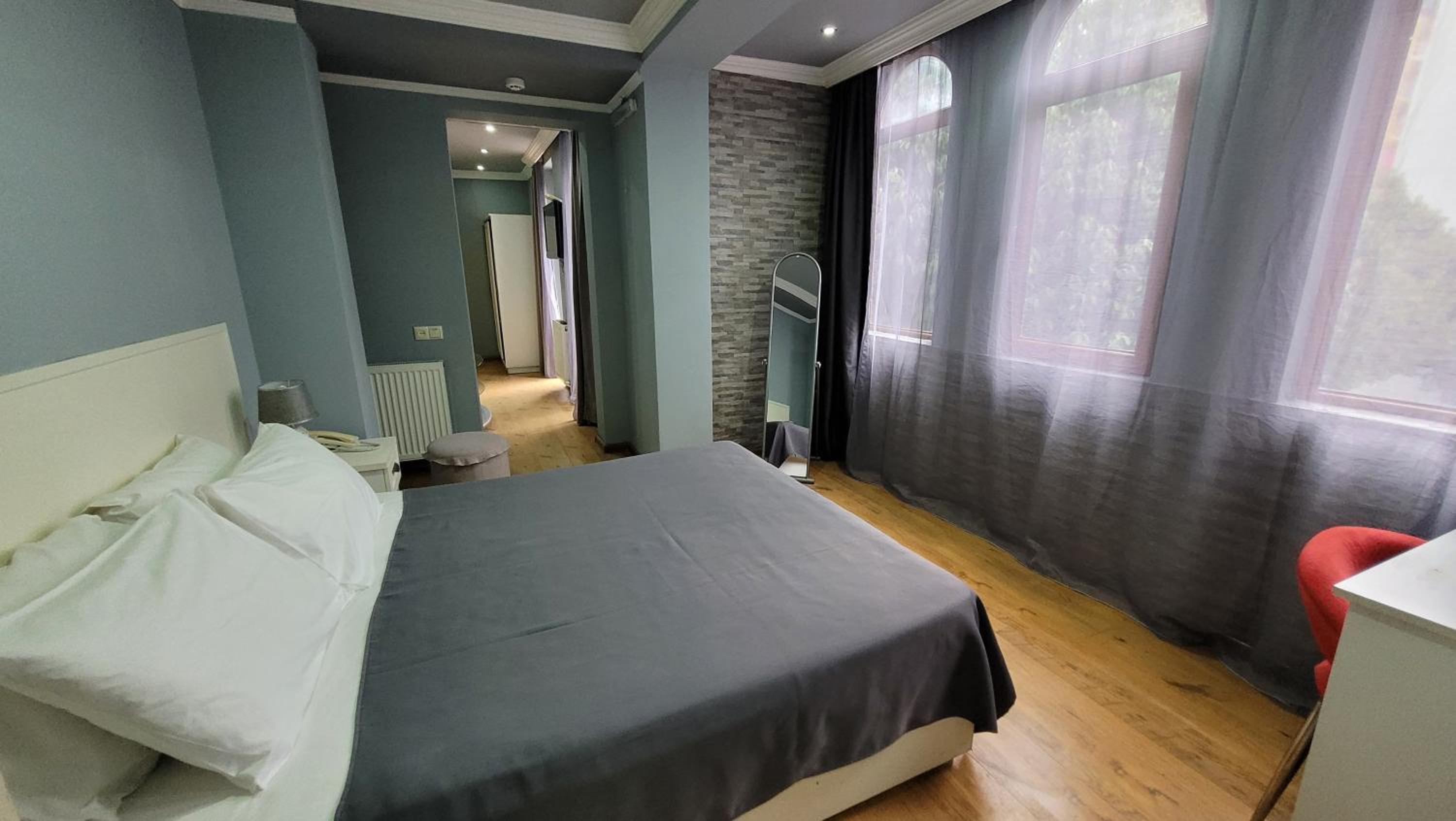 Deluxe One-Bedroom Apartment photo 3