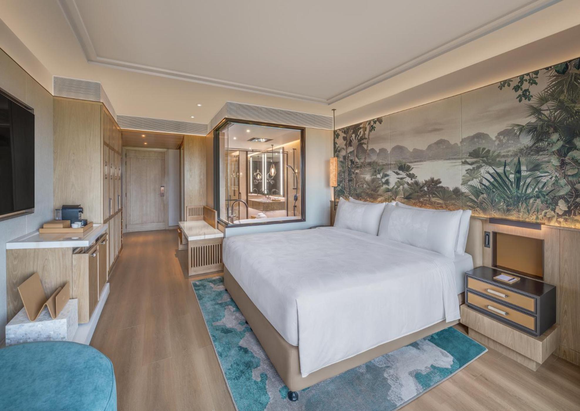 Luxury King Room with Balcony and Bay View - Photo 1