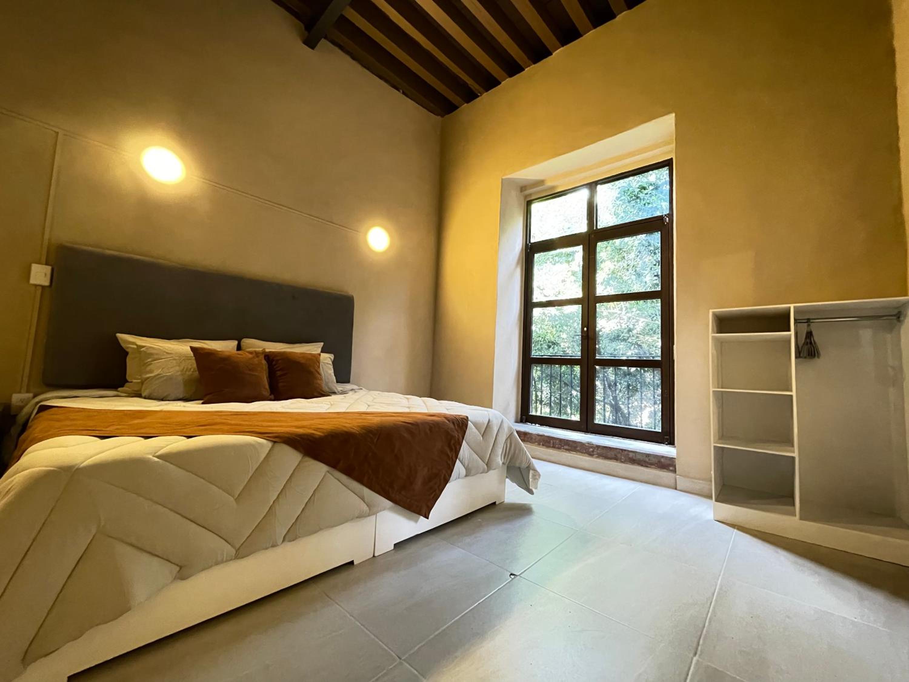 Deluxe King Suite - Photo 6