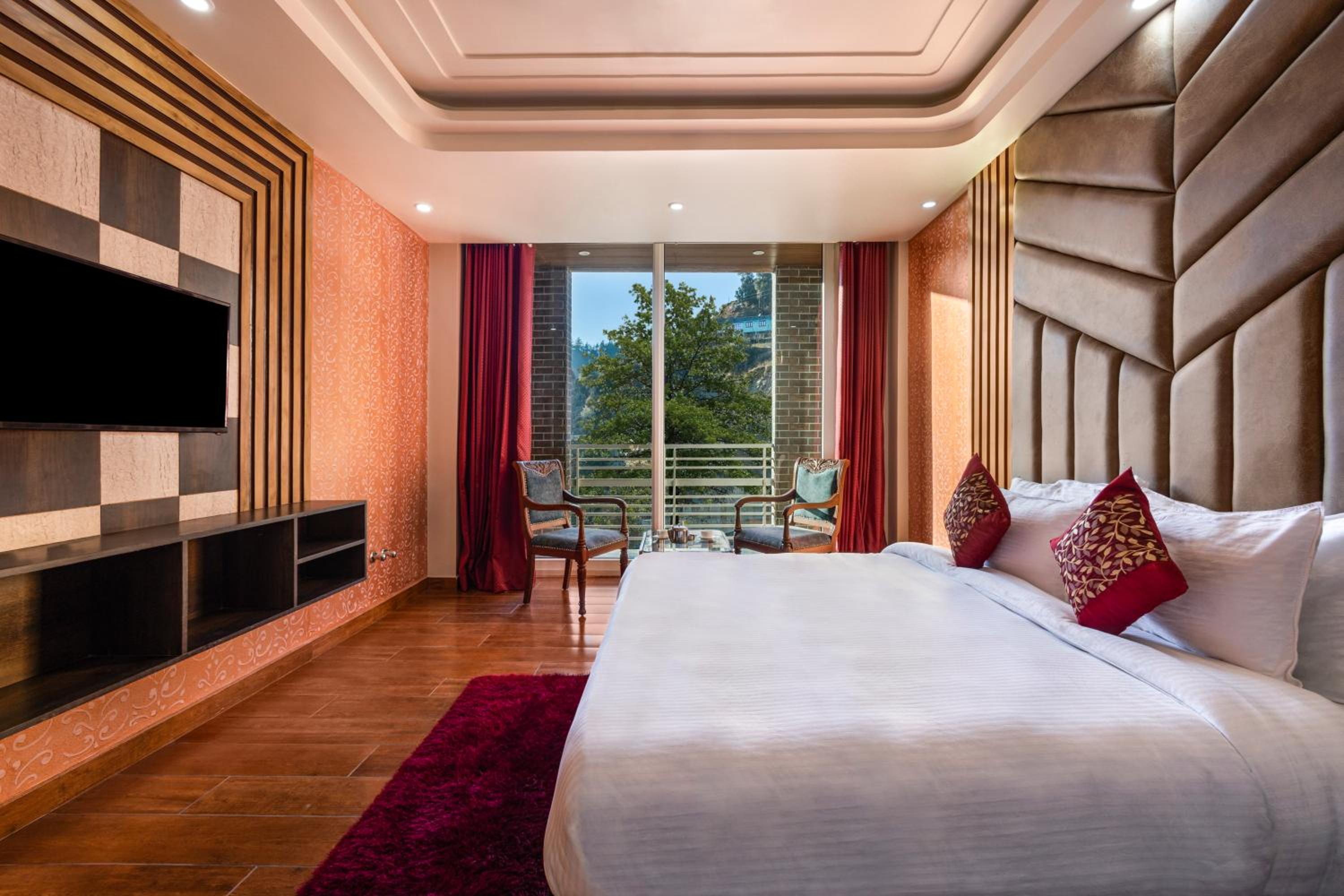 Classic Room with Balcony - Photo 4