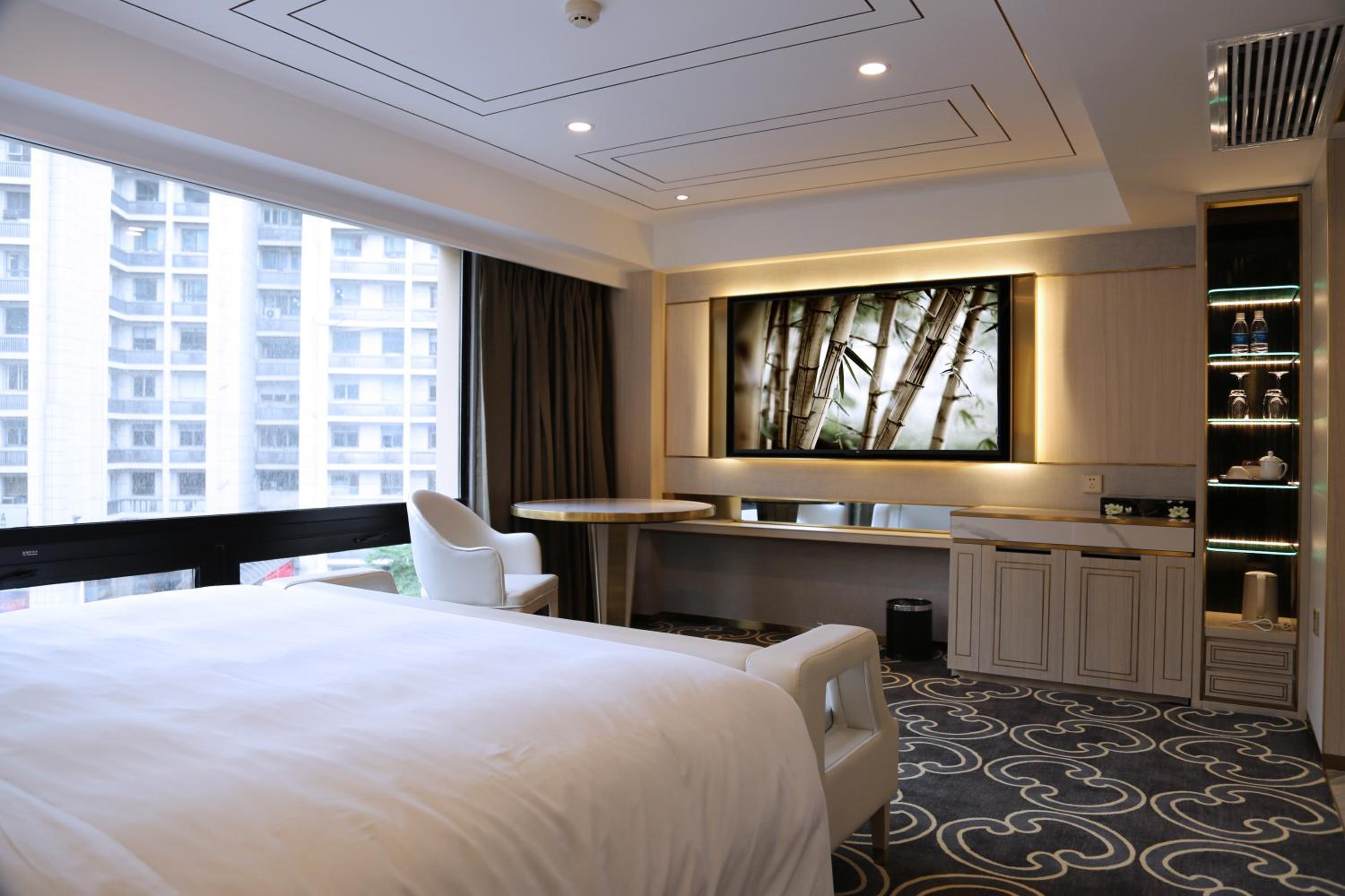 Deluxe Queen Room - Photo 1