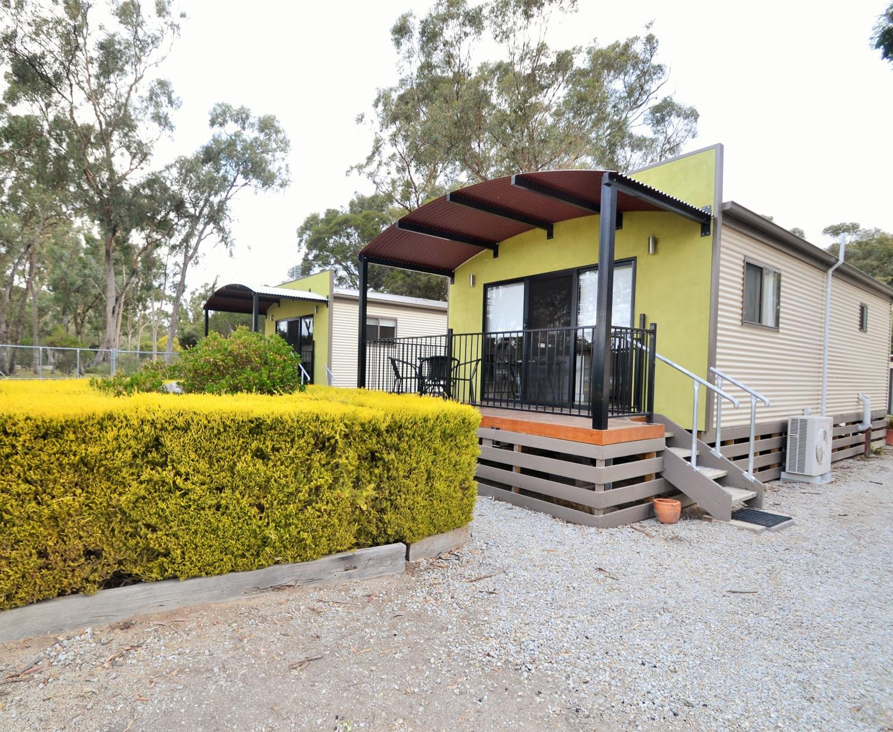Deluxe Riverview Cabins photo 3
