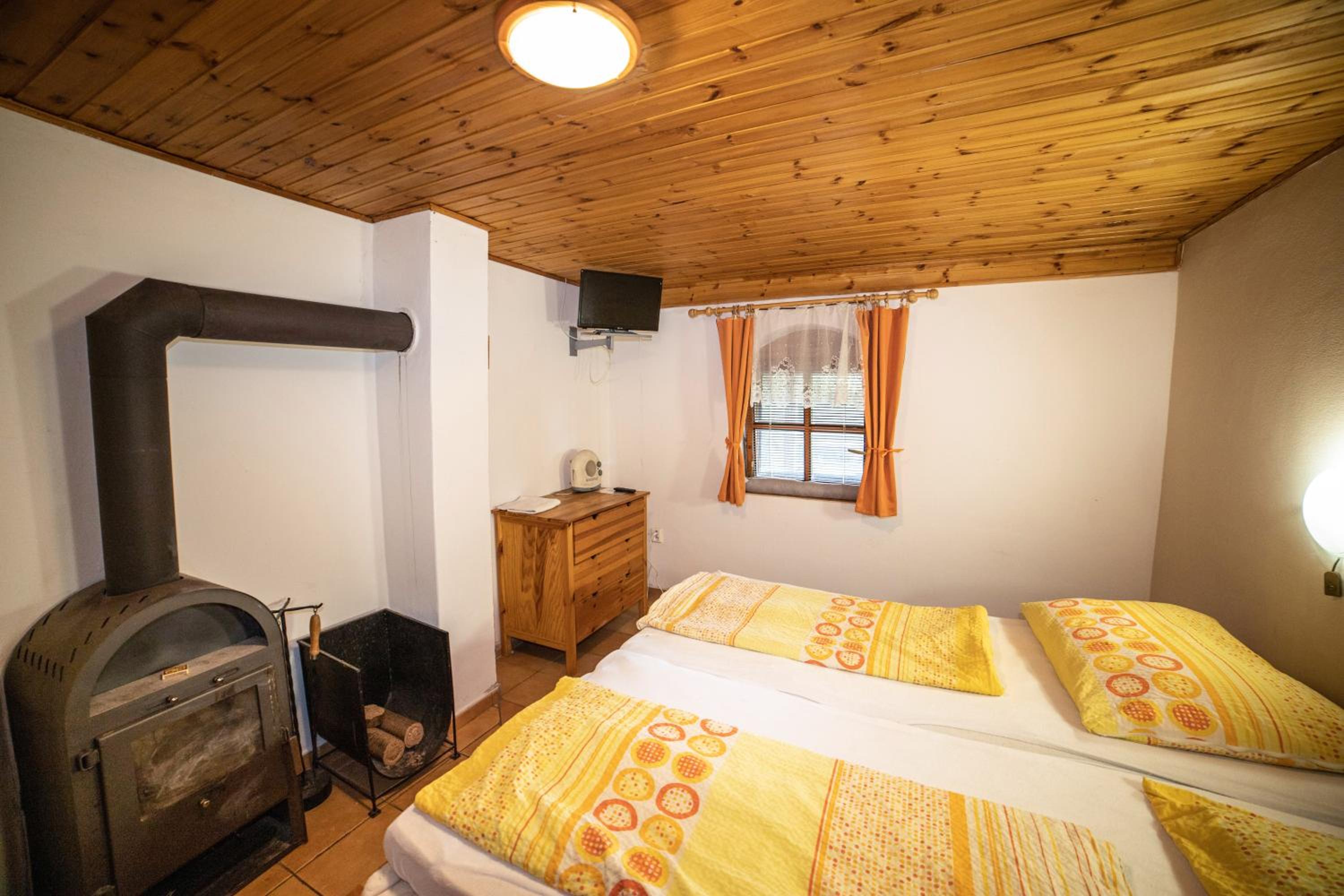 Double or Twin Room with Private Bathroom photo 2