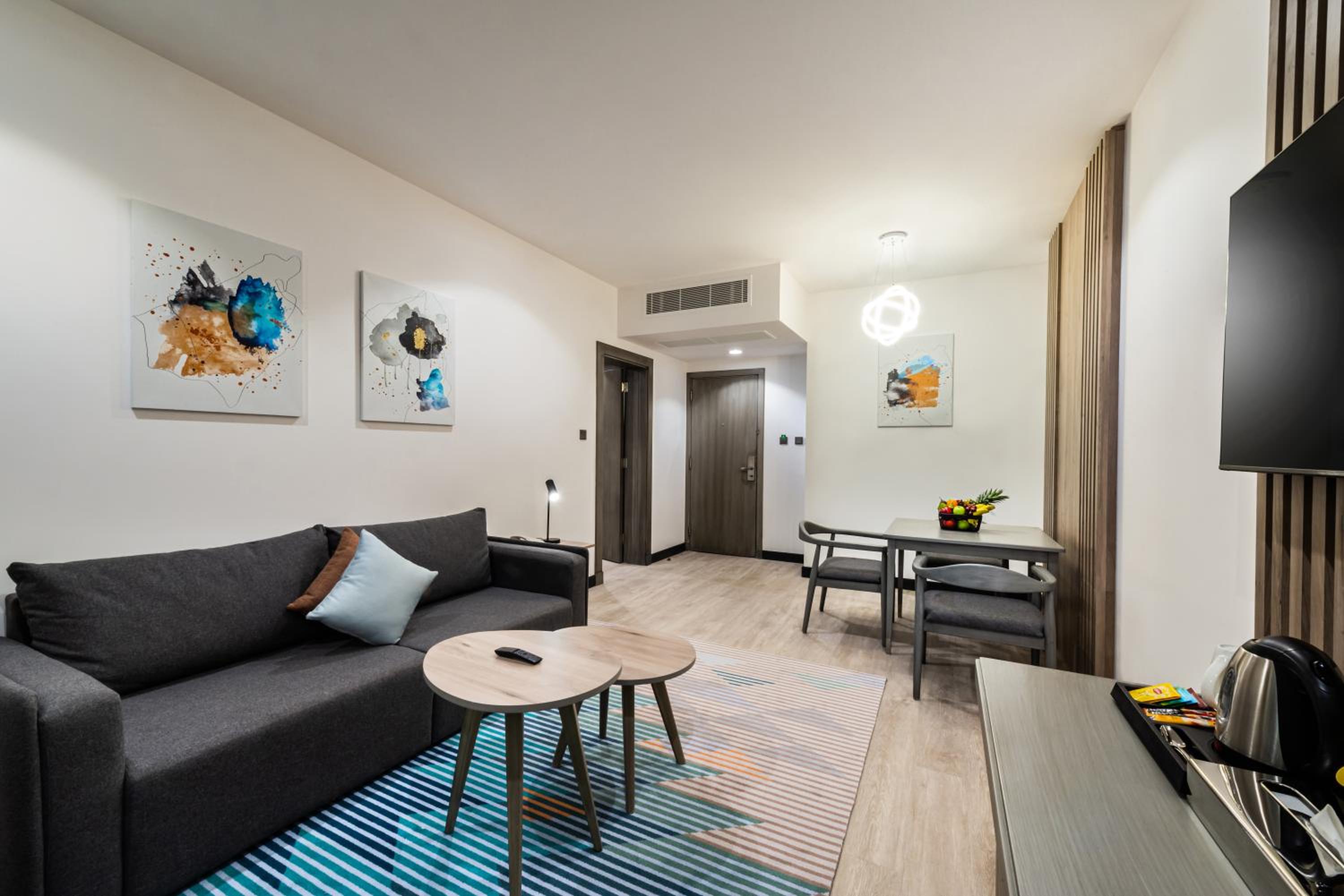 One Bedroom King Suite - Non-Smoking thumbnail 5