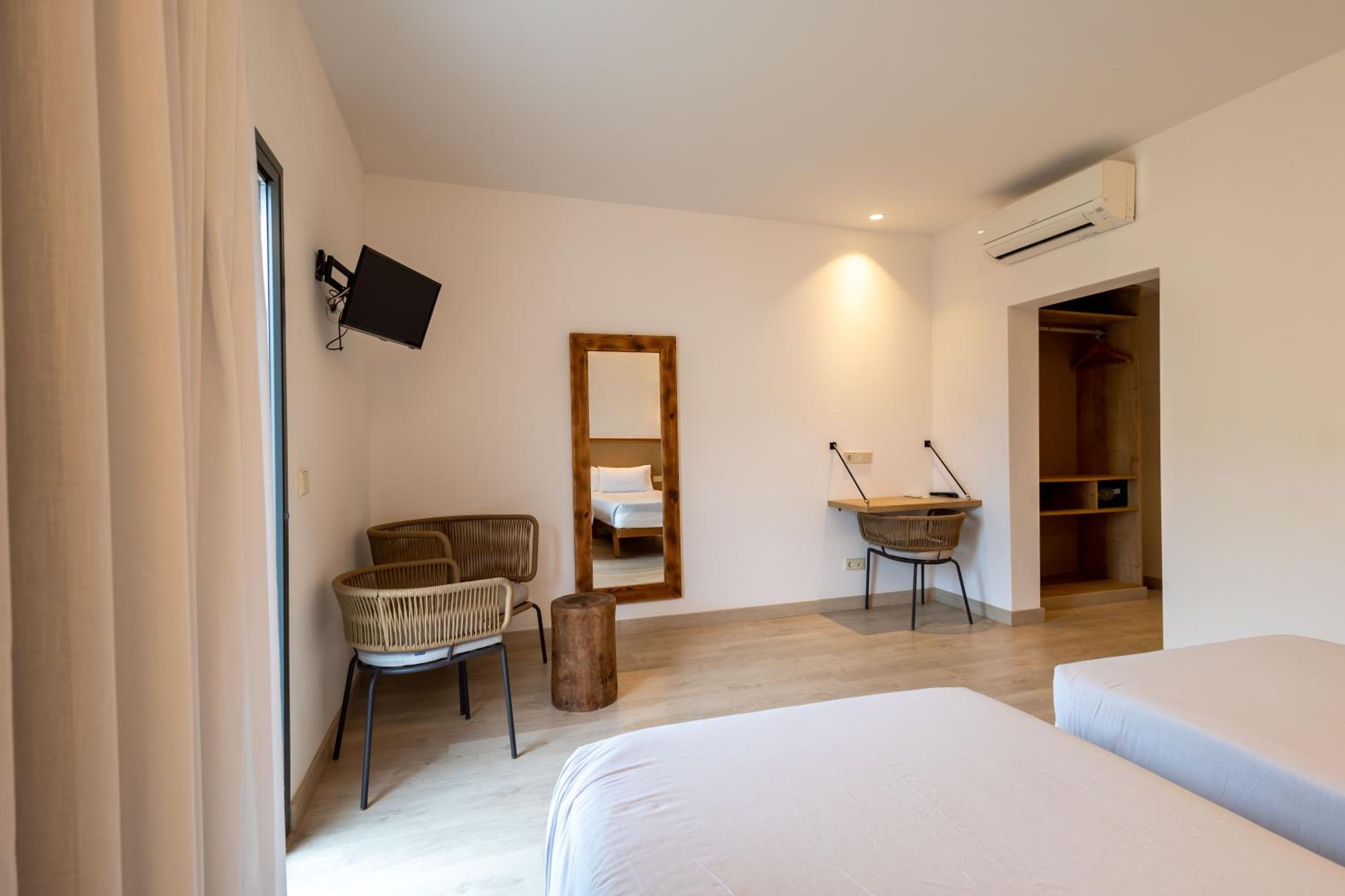 Double Suite with Side Sea View photo 2