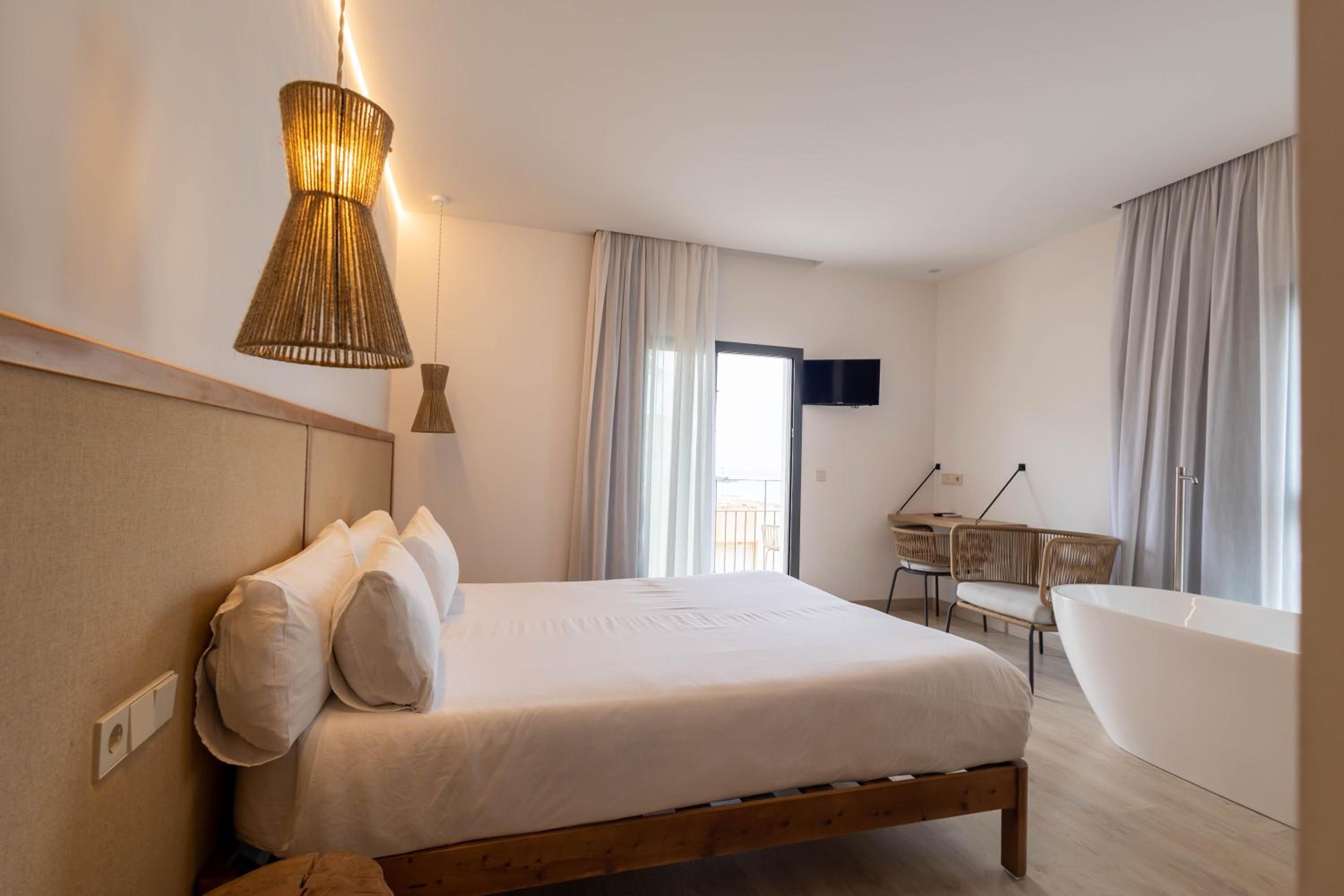 Junior Suite with Side Sea View photo 2
