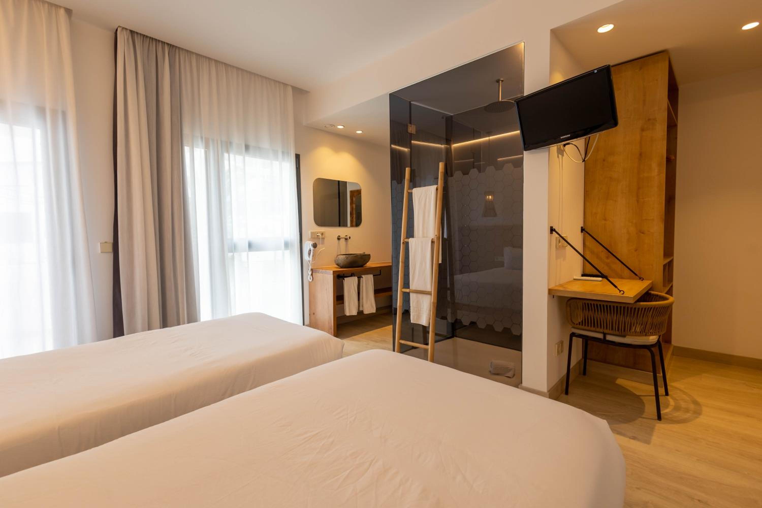 Premium Room with Balcony photo 3