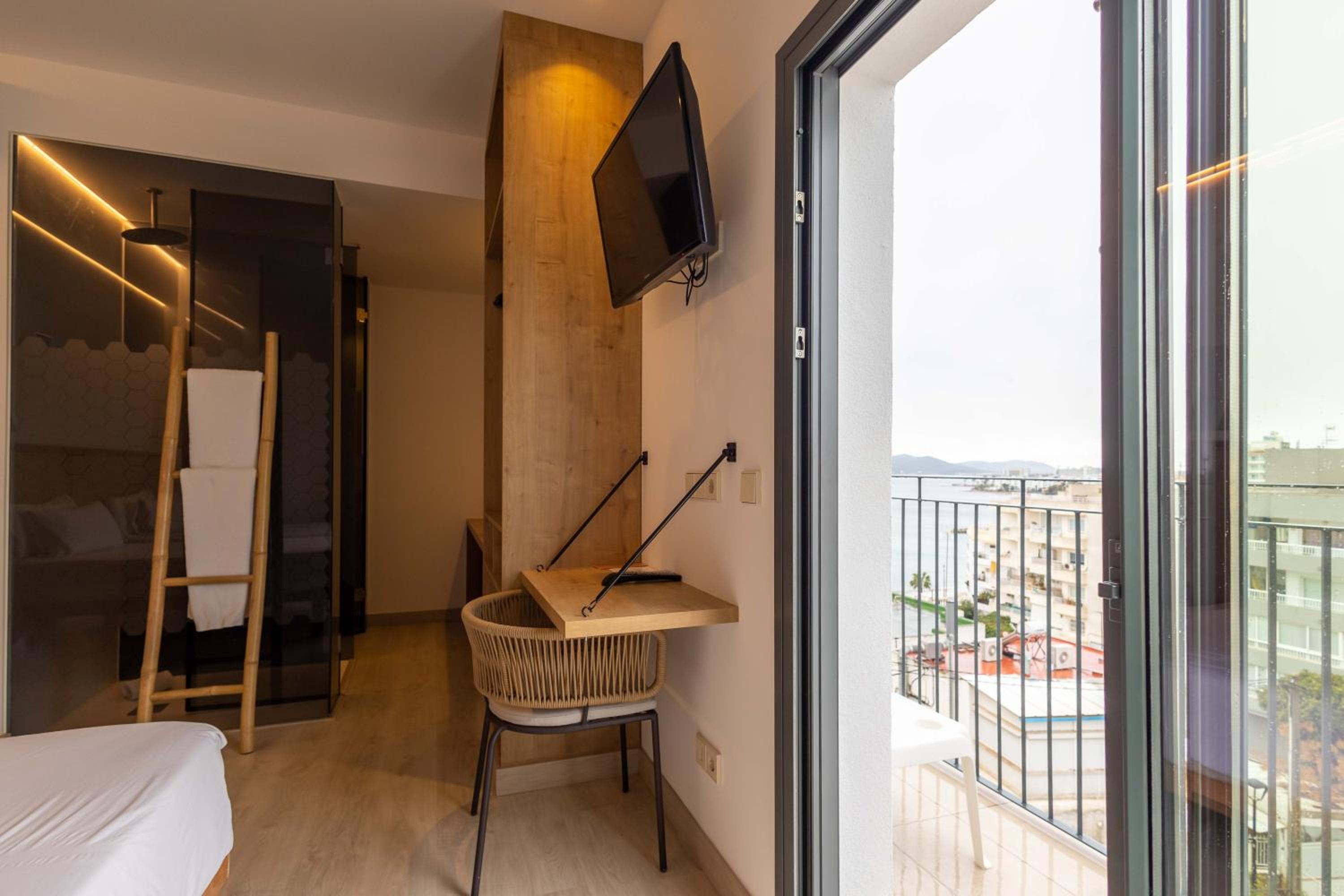 Premium Room with Side Sea View photo 3