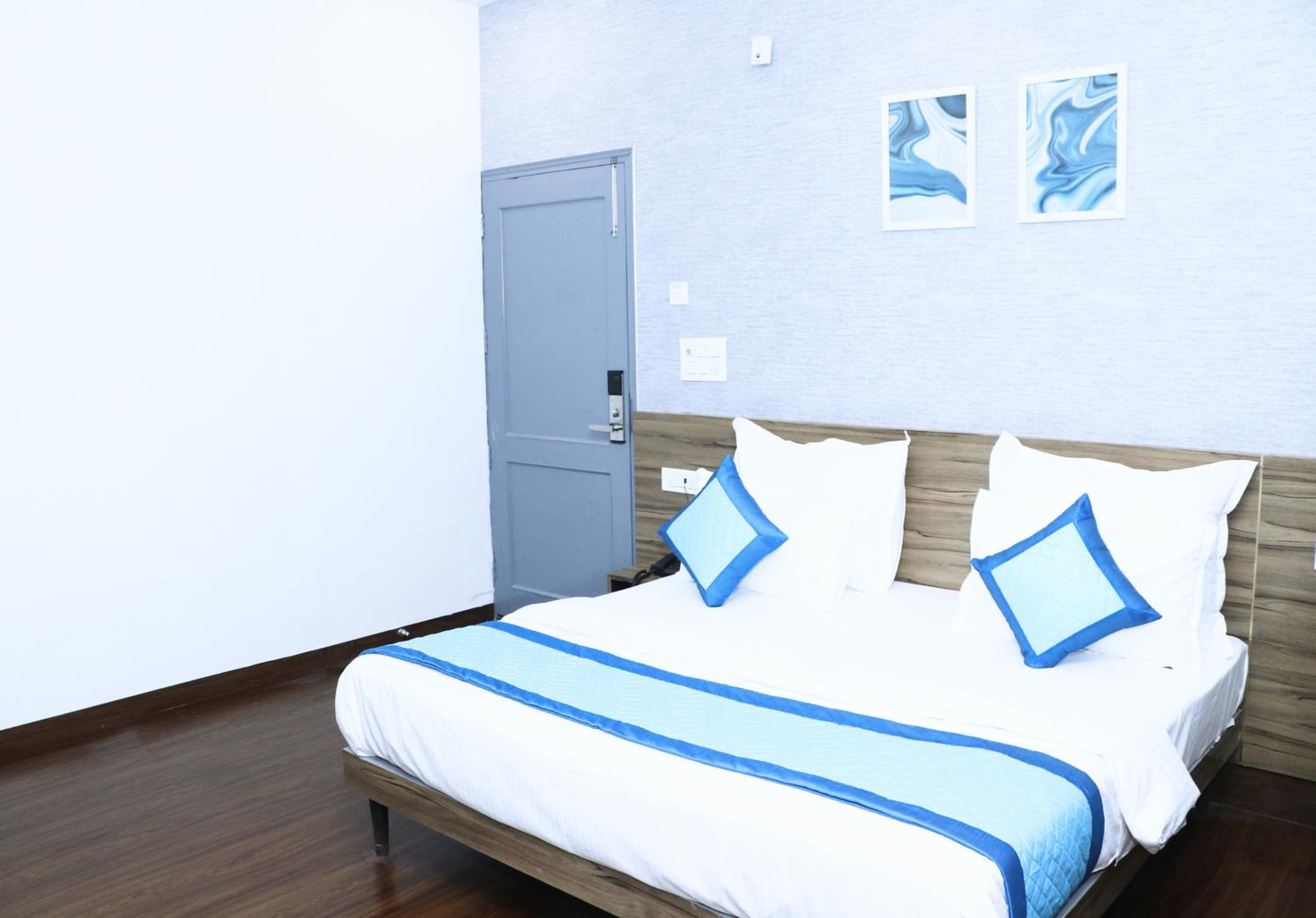 Deluxe Double Room - Photo 12