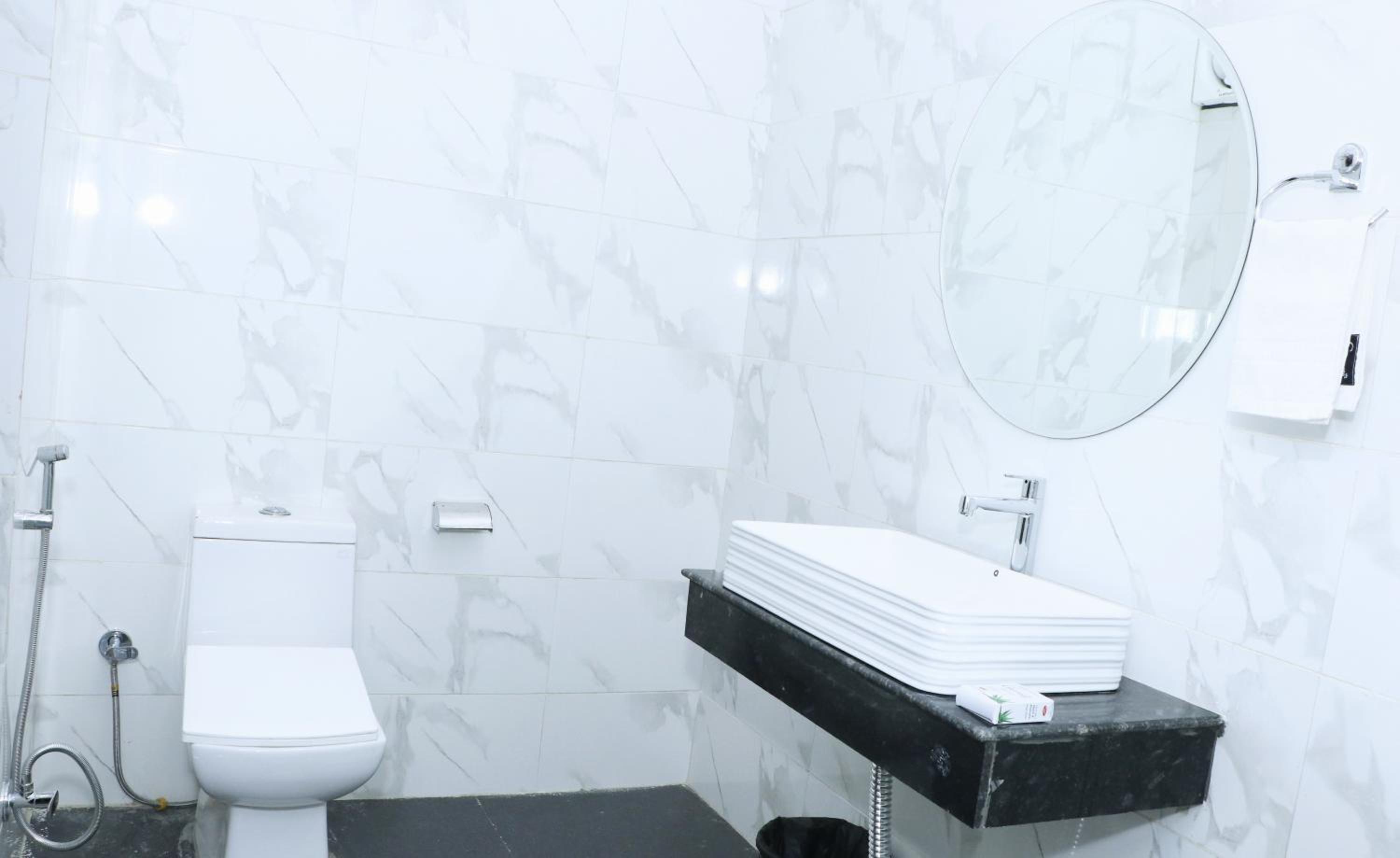 Deluxe Double Room with Bath - Photo 6