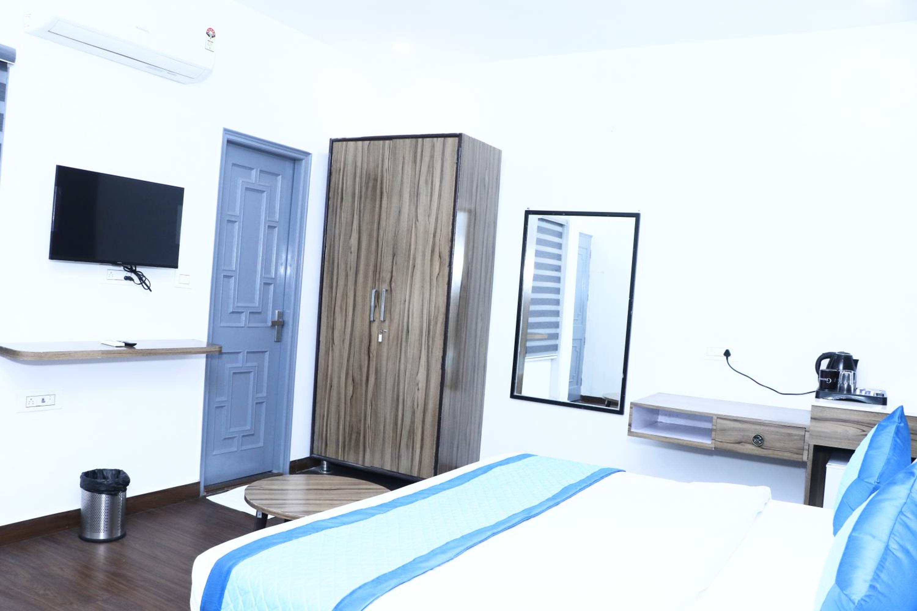 Deluxe Double Room - Photo 11