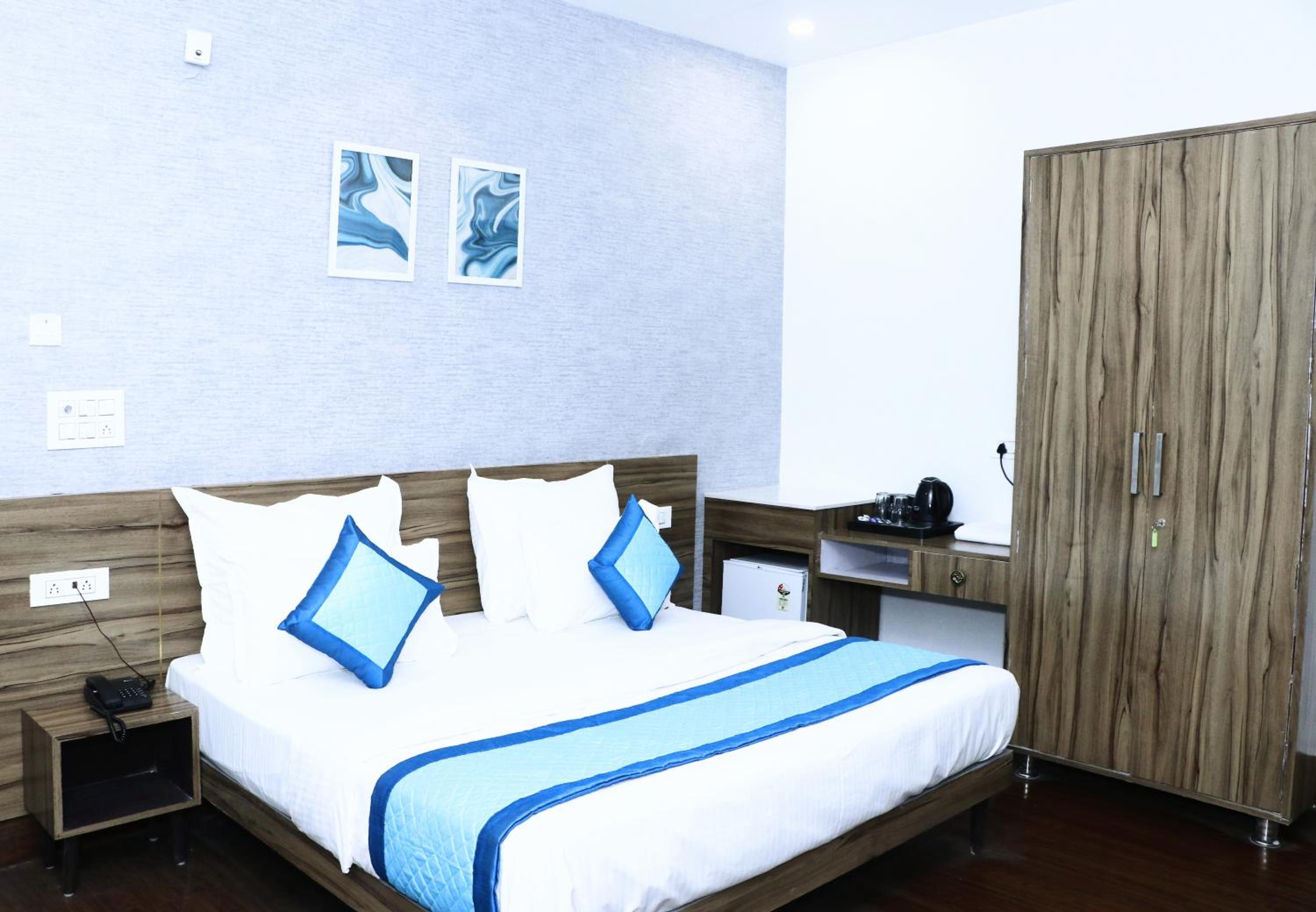 Deluxe Double Room - Photo 13