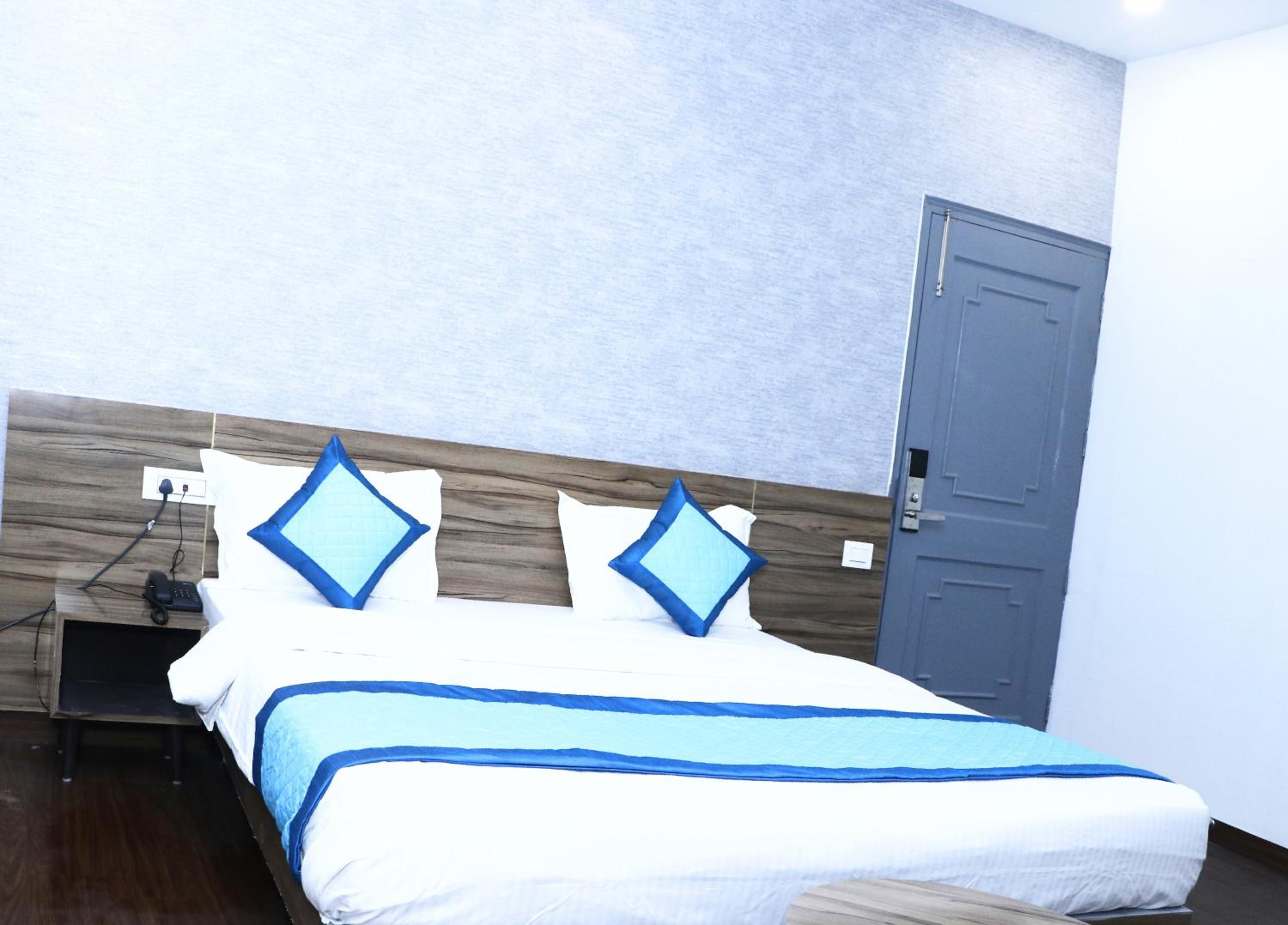 Deluxe Double Room - Photo 9