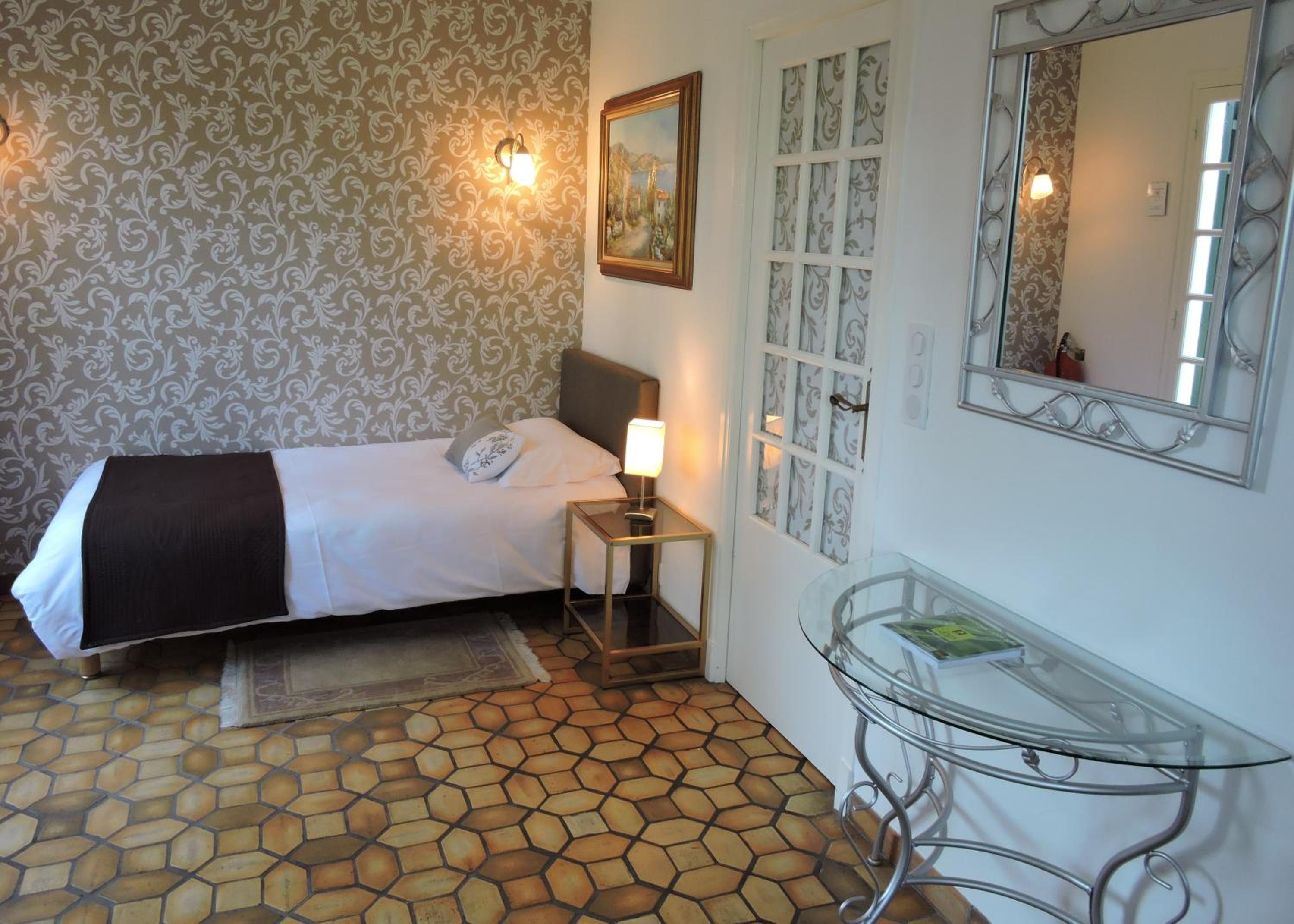 One-Bedroom Suite with Garden View photo 3