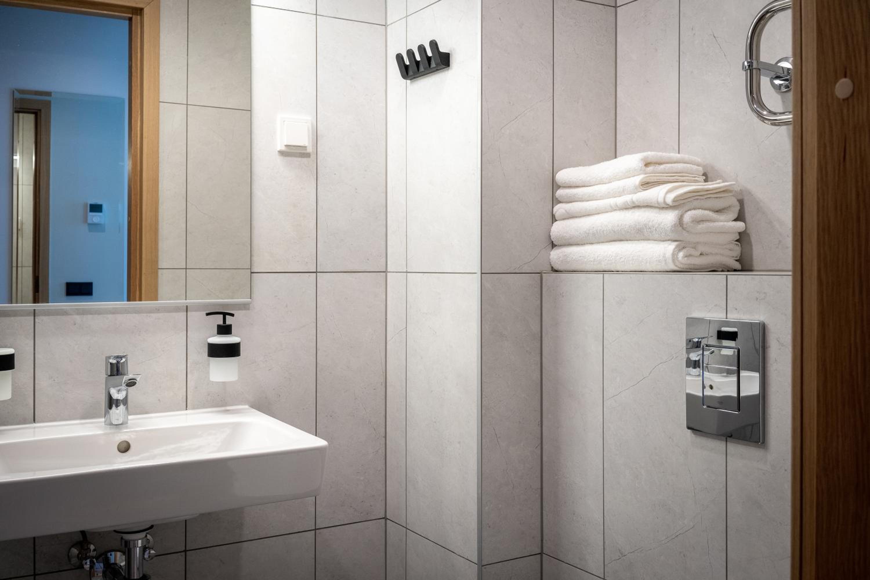 Twin Room with Private Bathroom photo 2
