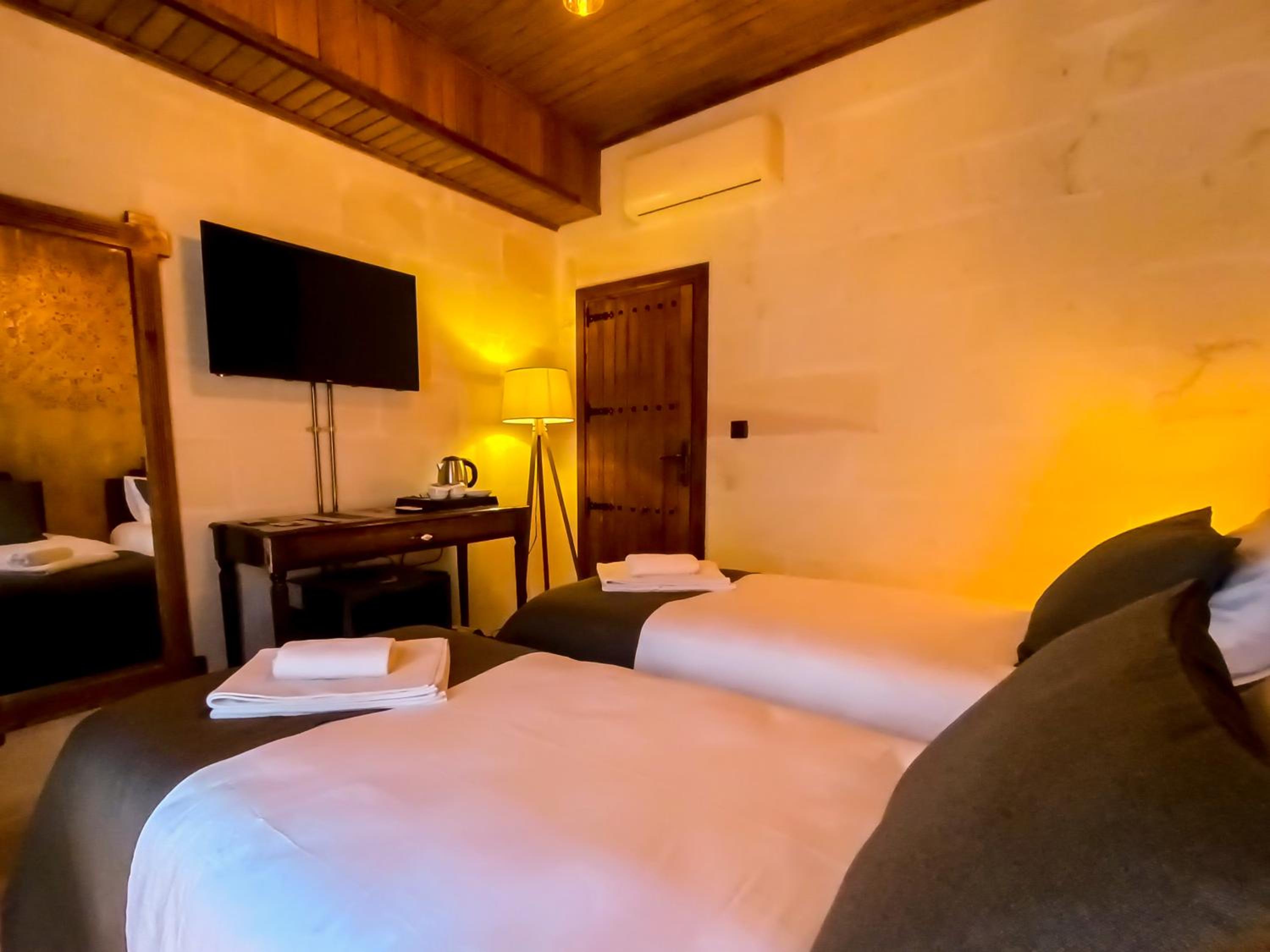 Standard Twin Room - Photo 8