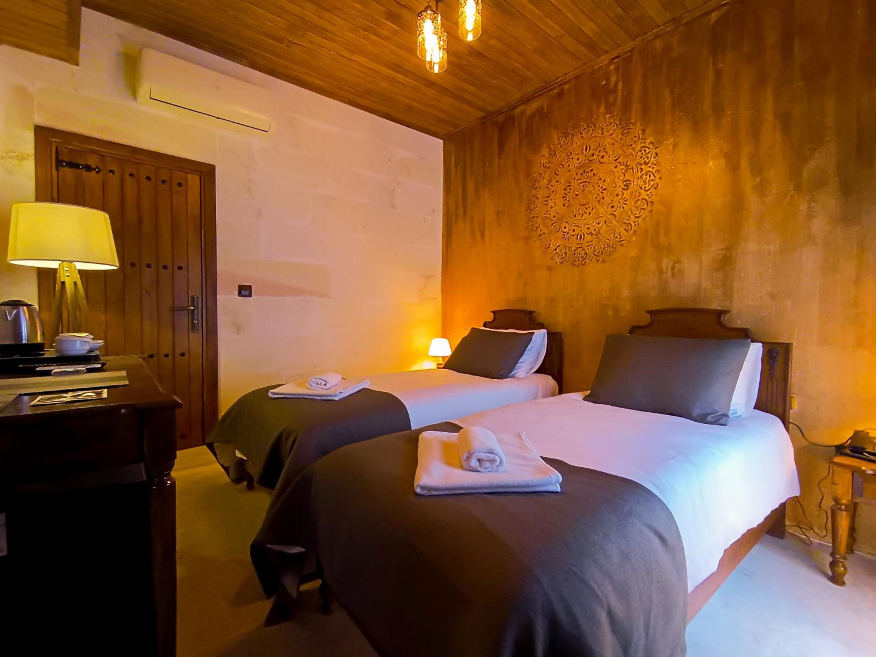 Standard Twin Room - Photo 6