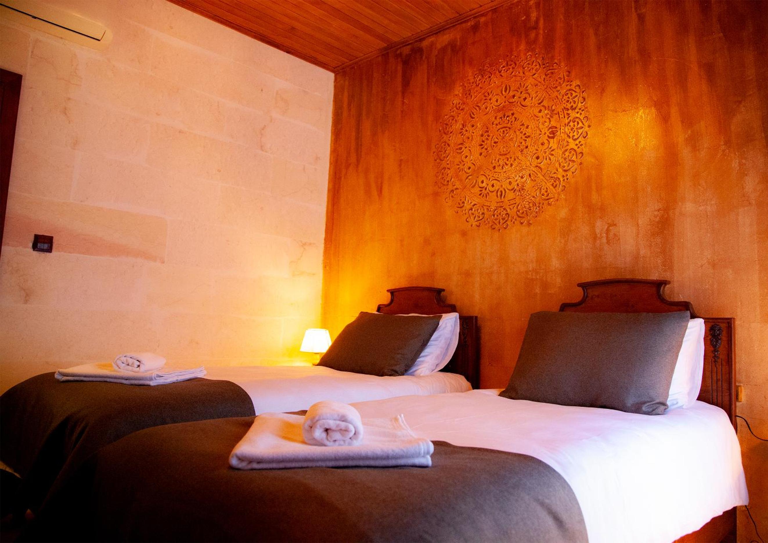 Standard Twin Room - Photo 4