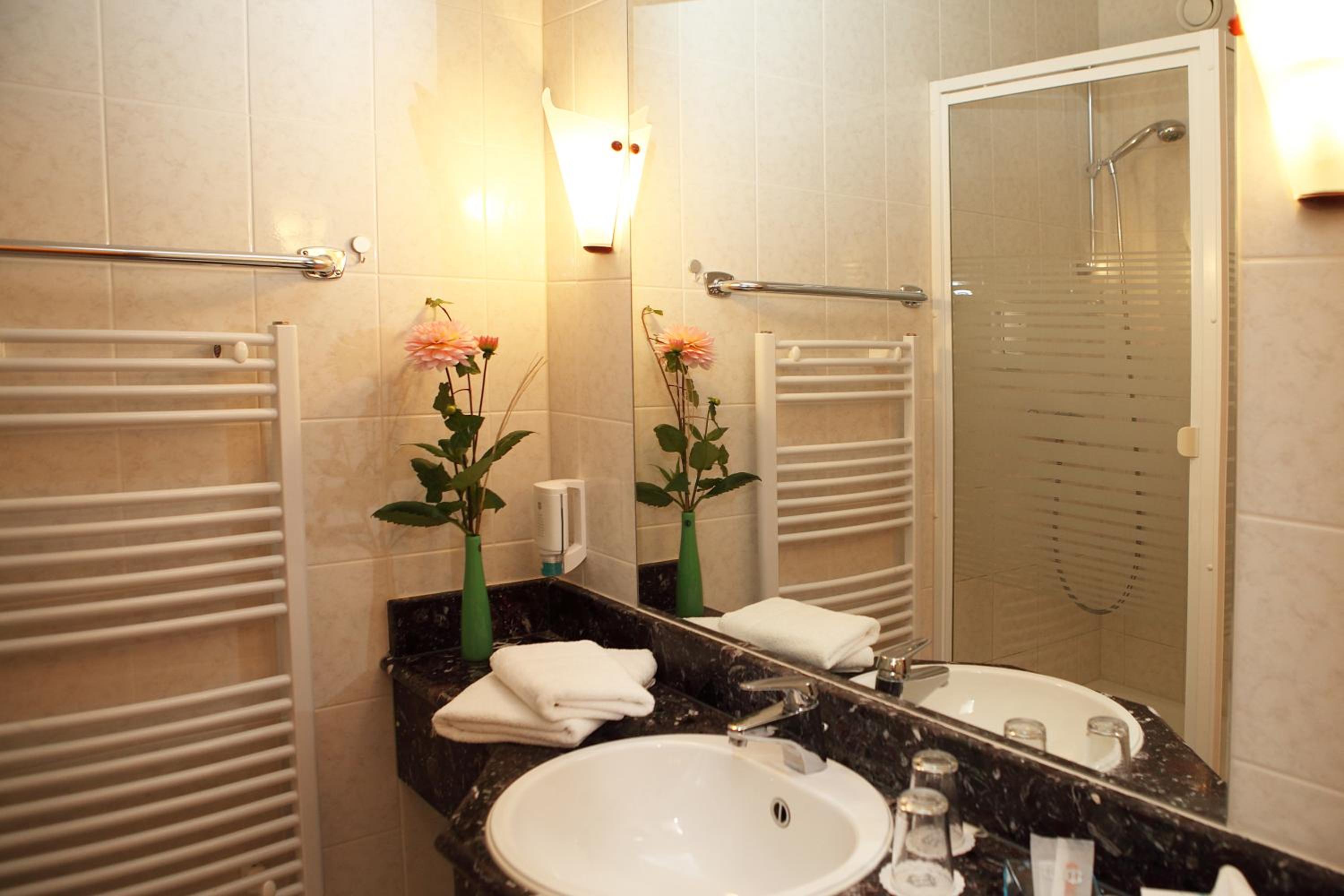 Standard Double or Twin Room photo 3