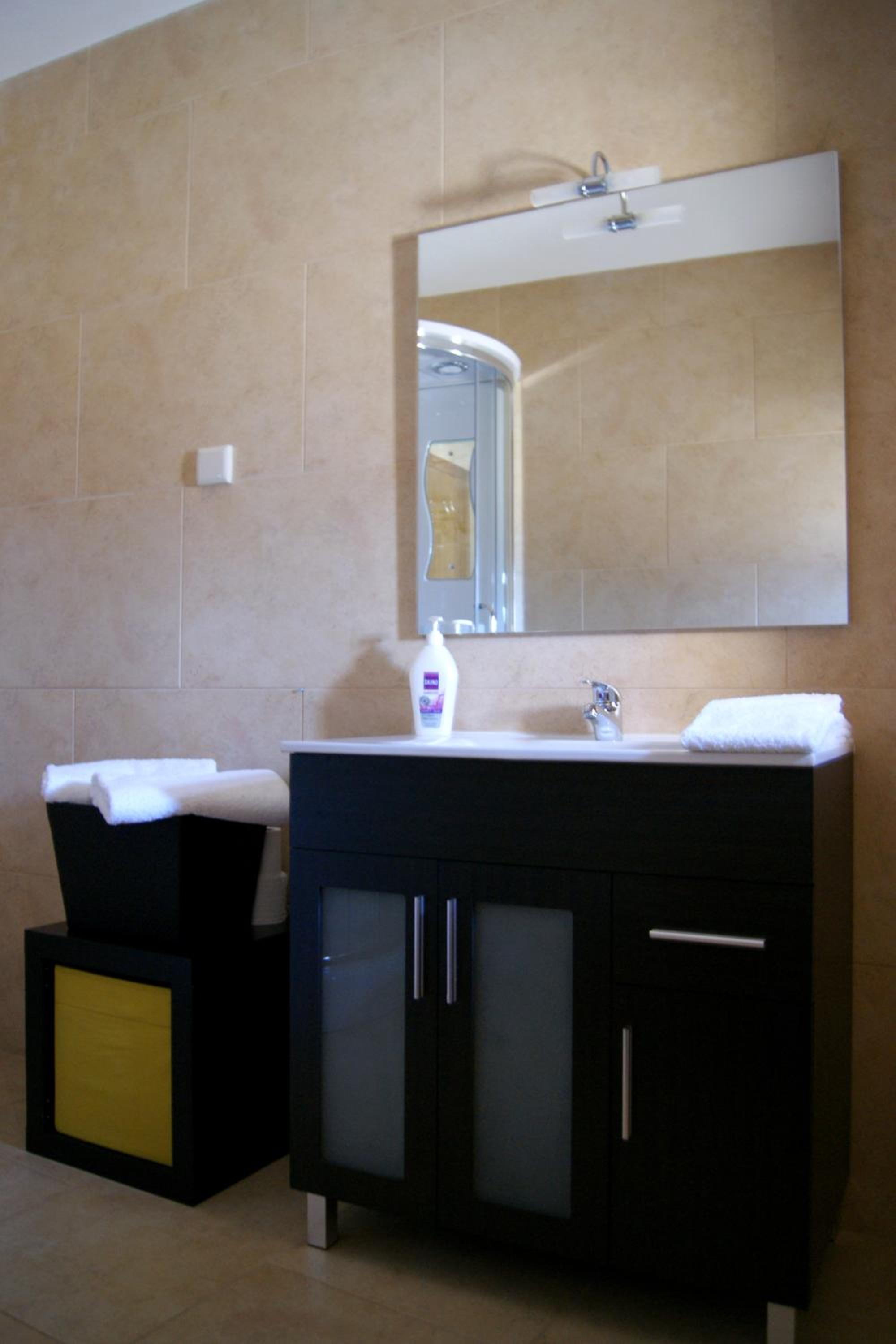 Standard Twin Room - Photo 8