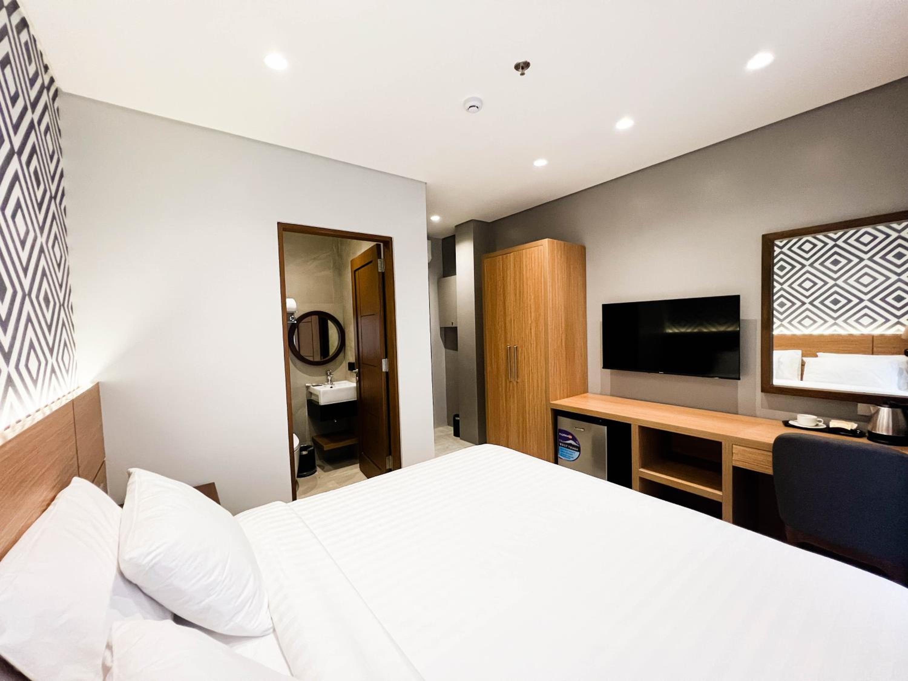 Deluxe King Room - Photo 5