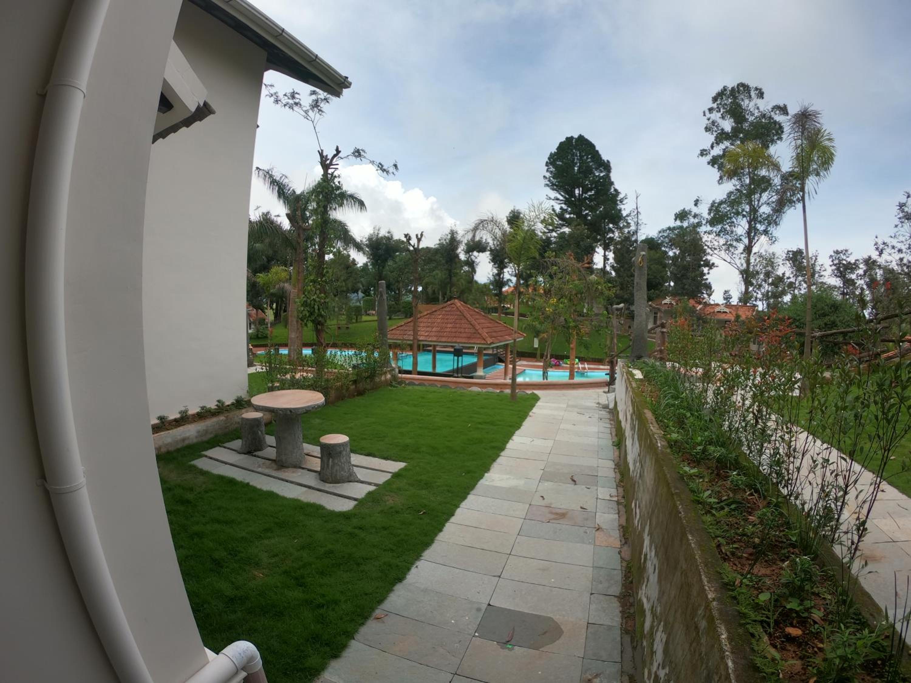 Deluxe Double Room (2 Adults + 1 Child) - Photo 8