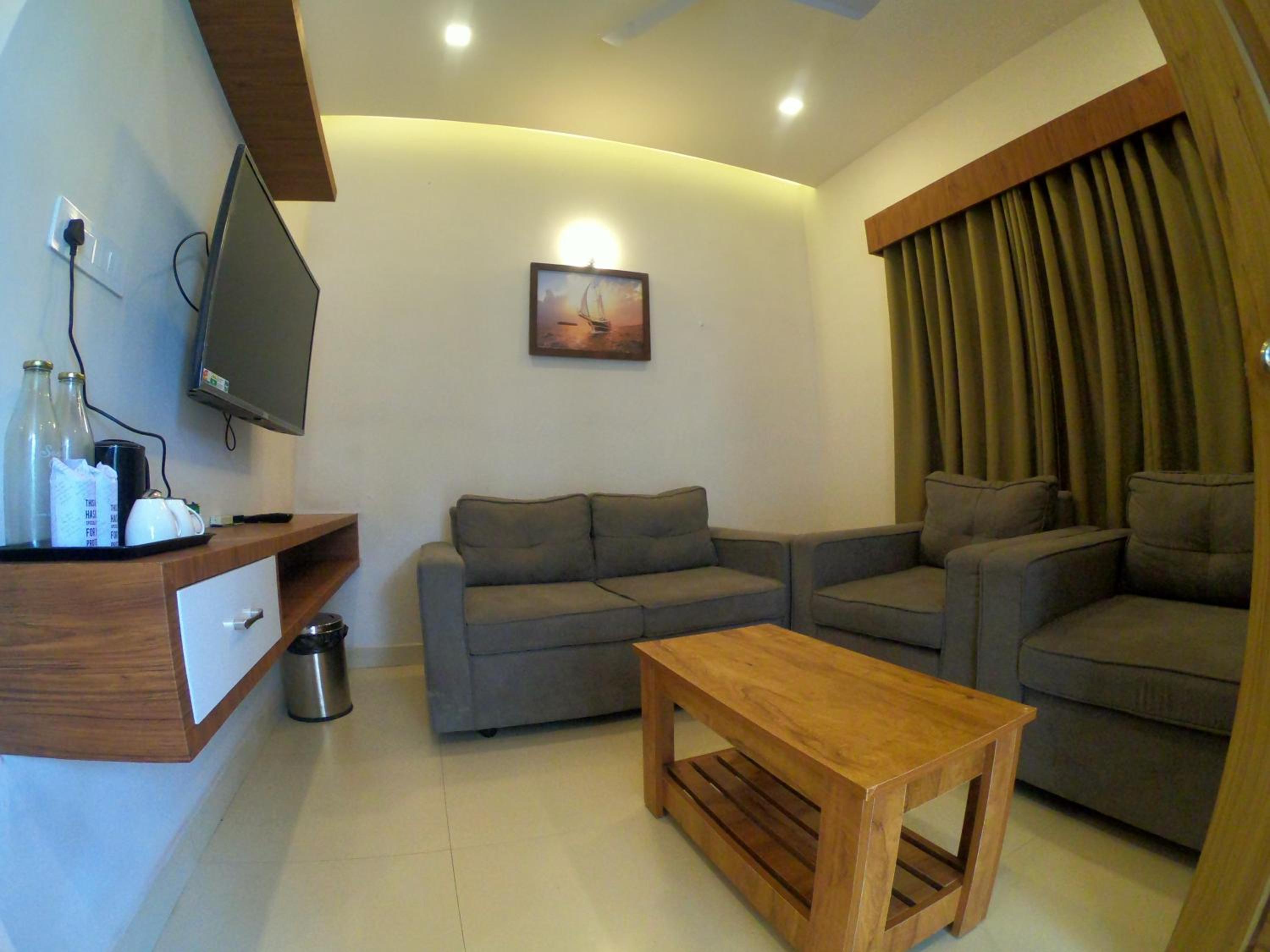 Deluxe Double Room (2 Adults + 1 Child) - Photo 6