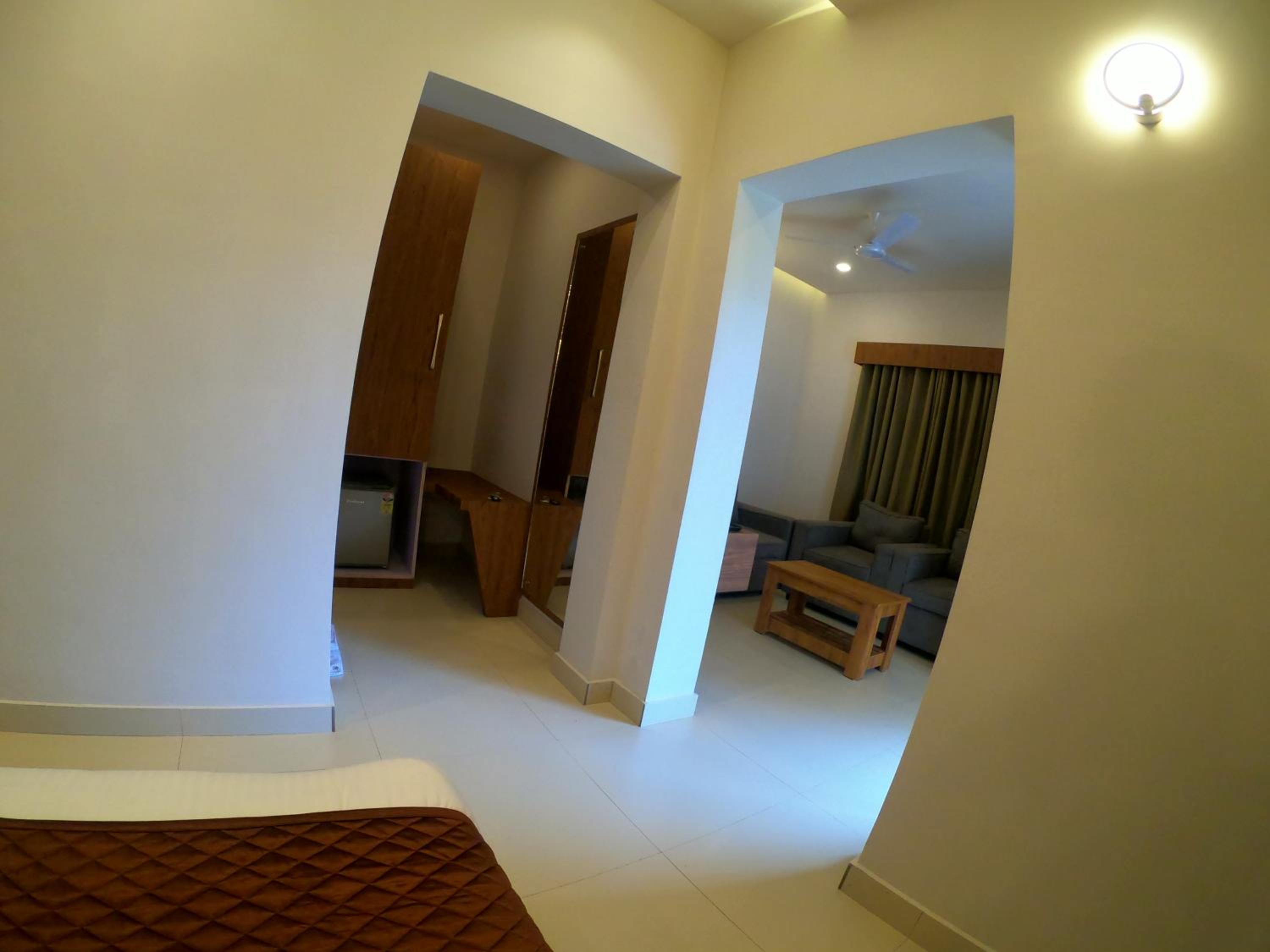 Deluxe Double Room (2 Adults + 1 Child) - Photo 1