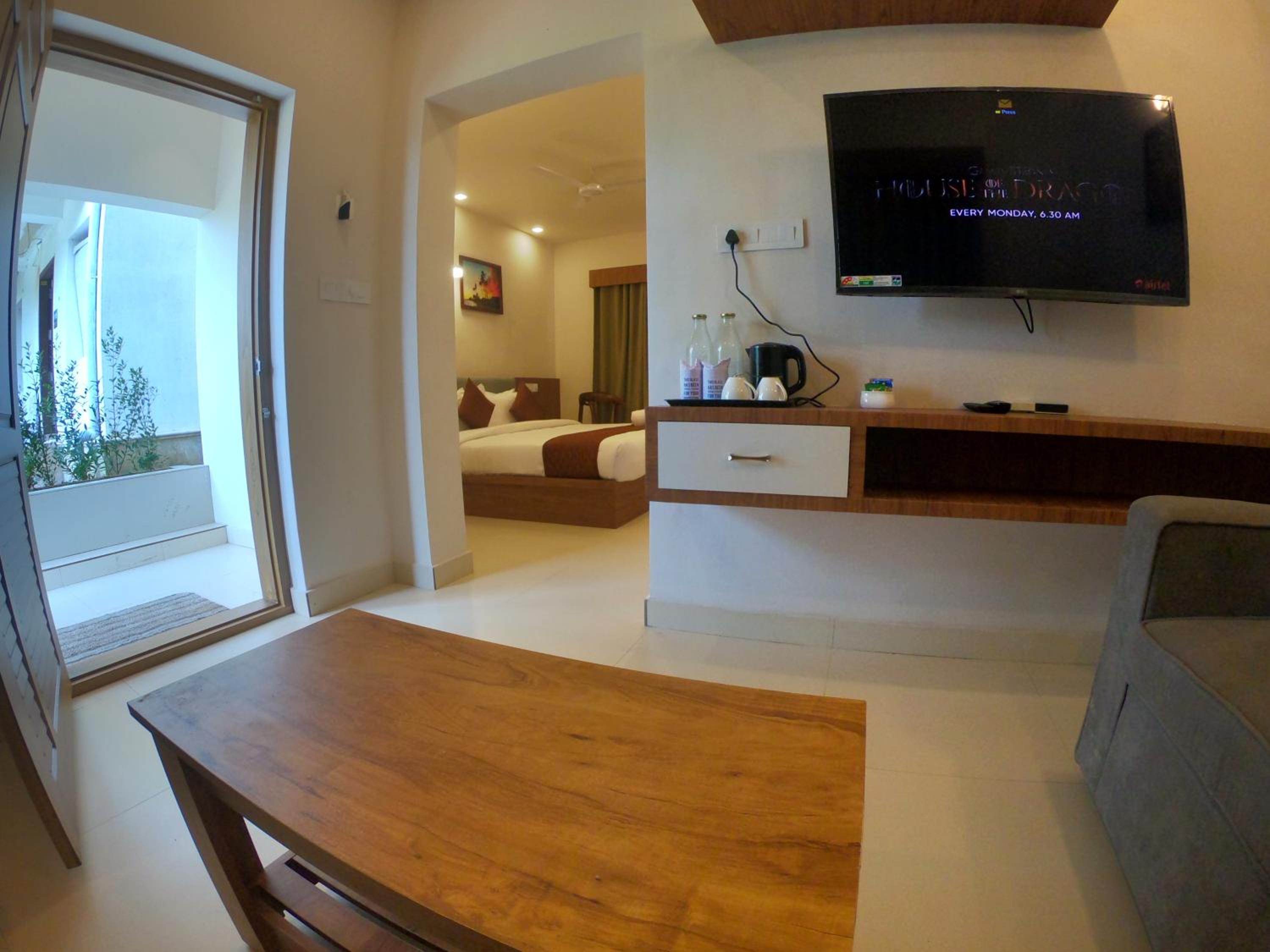 Deluxe Double Room (2 Adults + 1 Child) - Photo 5