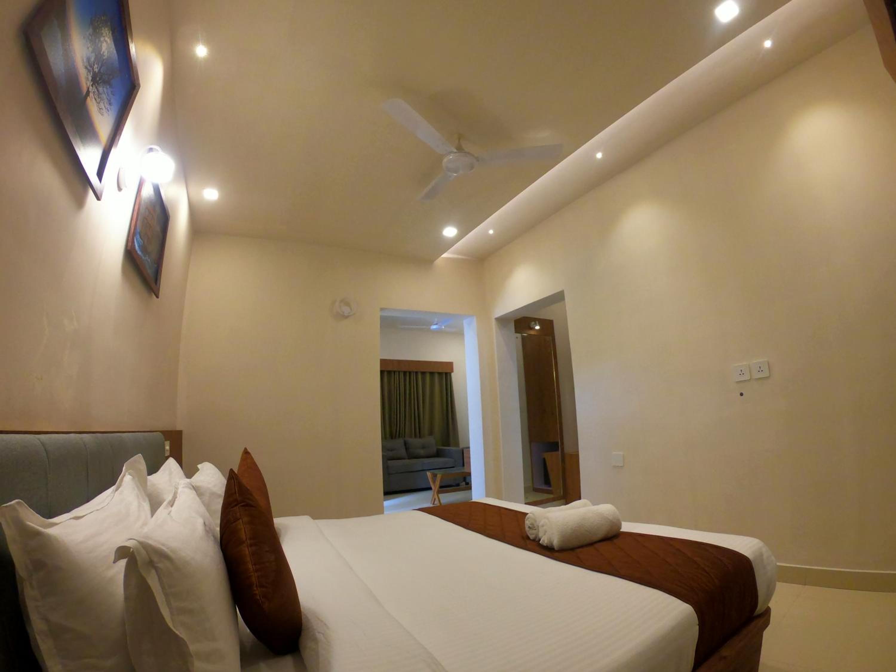Deluxe Double Room (2 Adults + 1 Child) - Photo 4