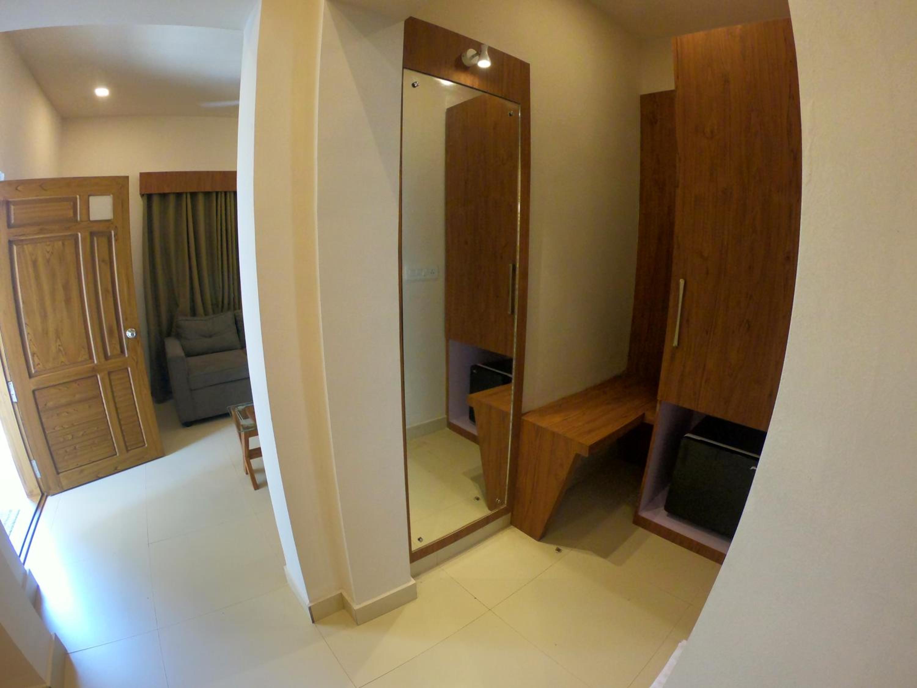 Deluxe Double Room (2 Adults + 1 Child) - Photo 2