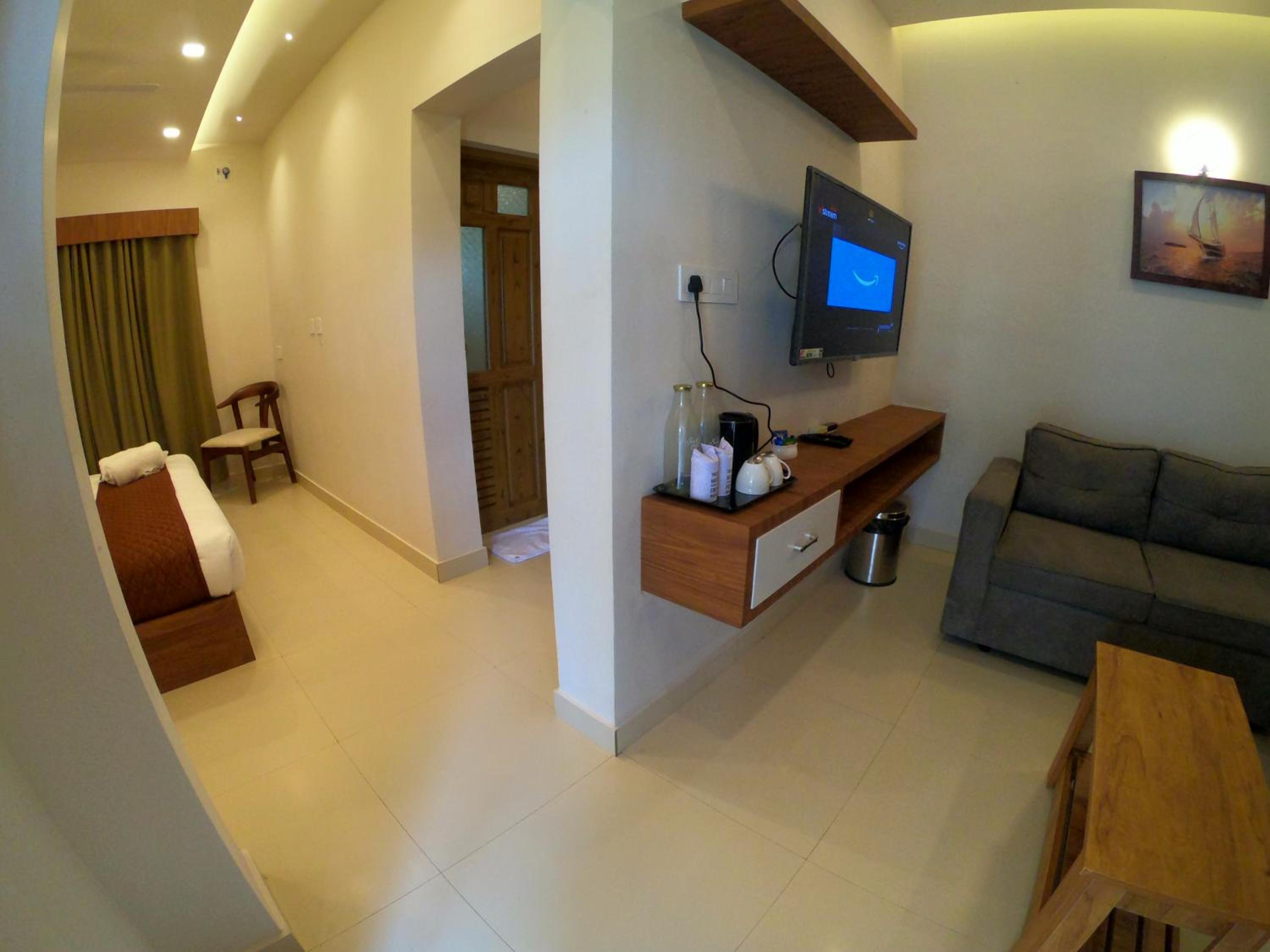 King Room with Pool View - Photo 7