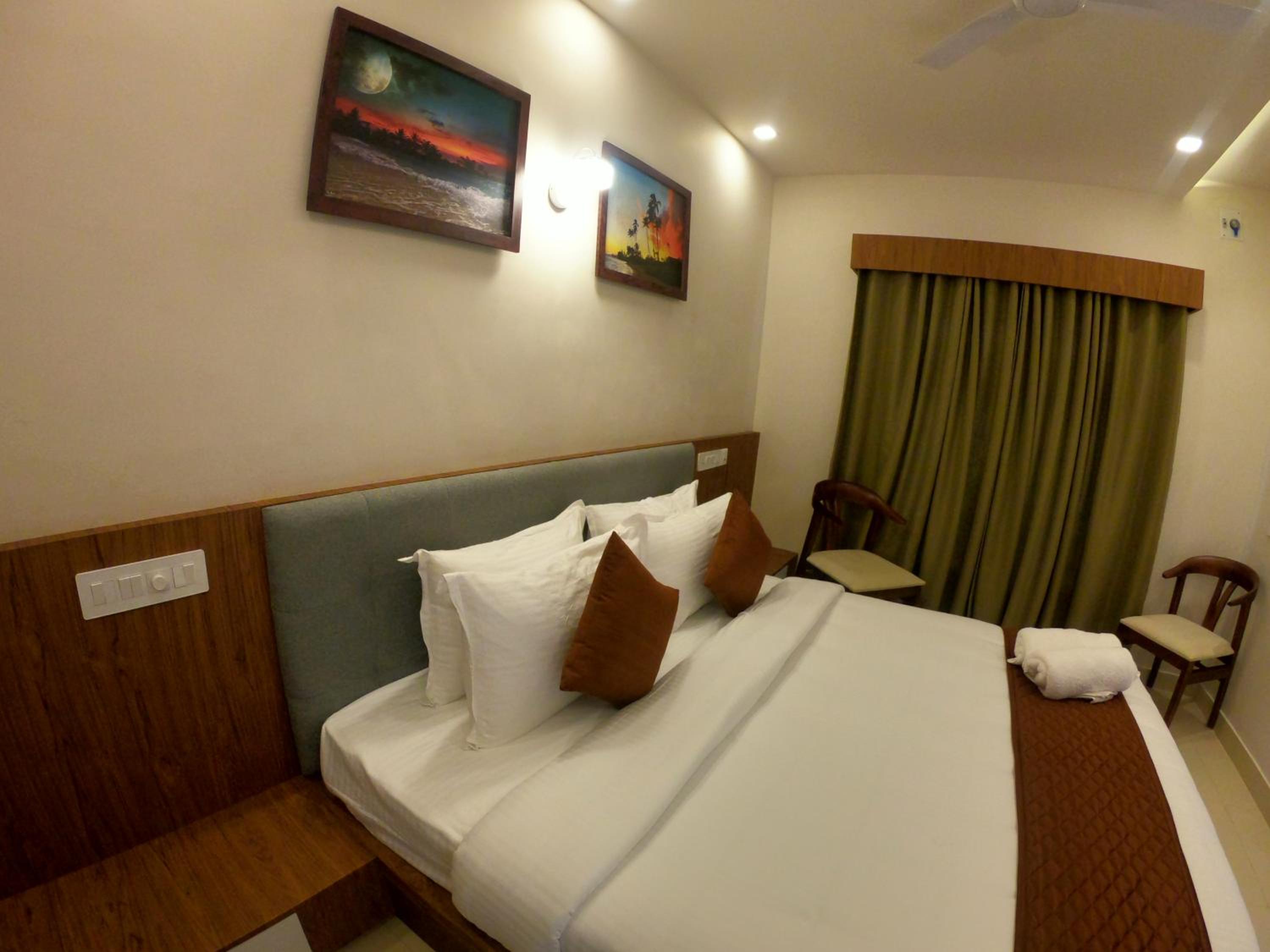 King Room with Pool View - Photo 8